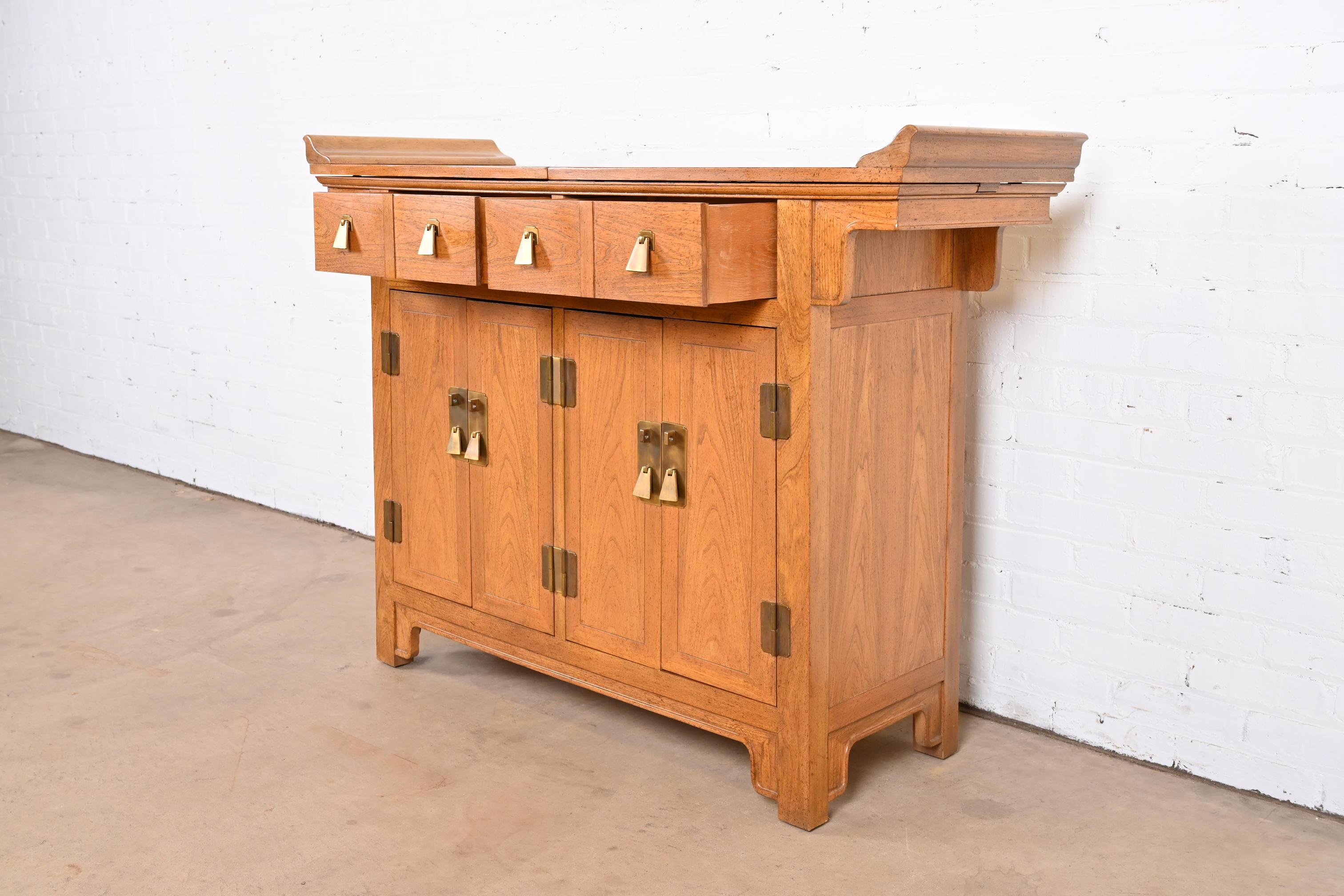 Enfilade ou meuble de bar en bois d'orme de style chinoiserie Michael Taylor pour Baker Furniture en vente 10