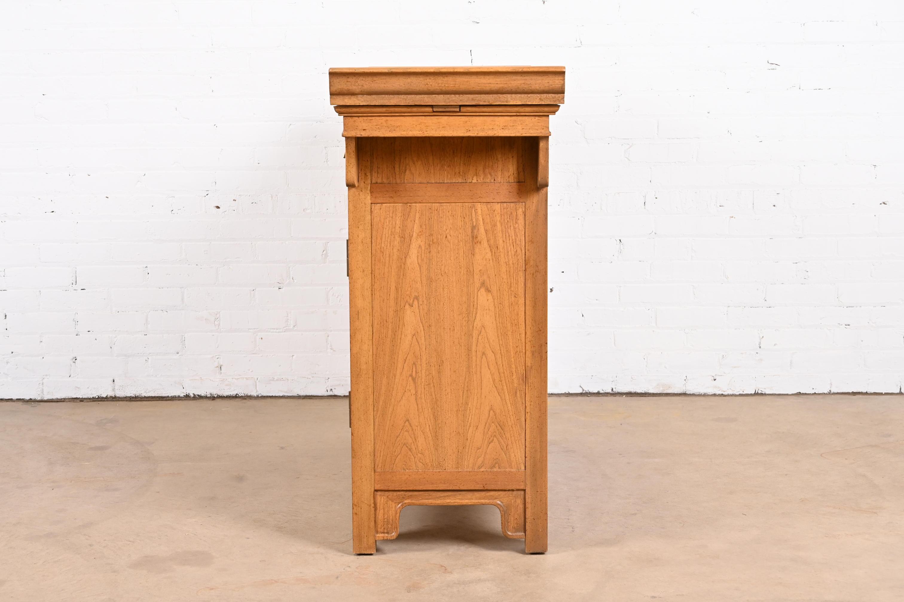 Enfilade ou meuble de bar en bois d'orme de style chinoiserie Michael Taylor pour Baker Furniture en vente 11