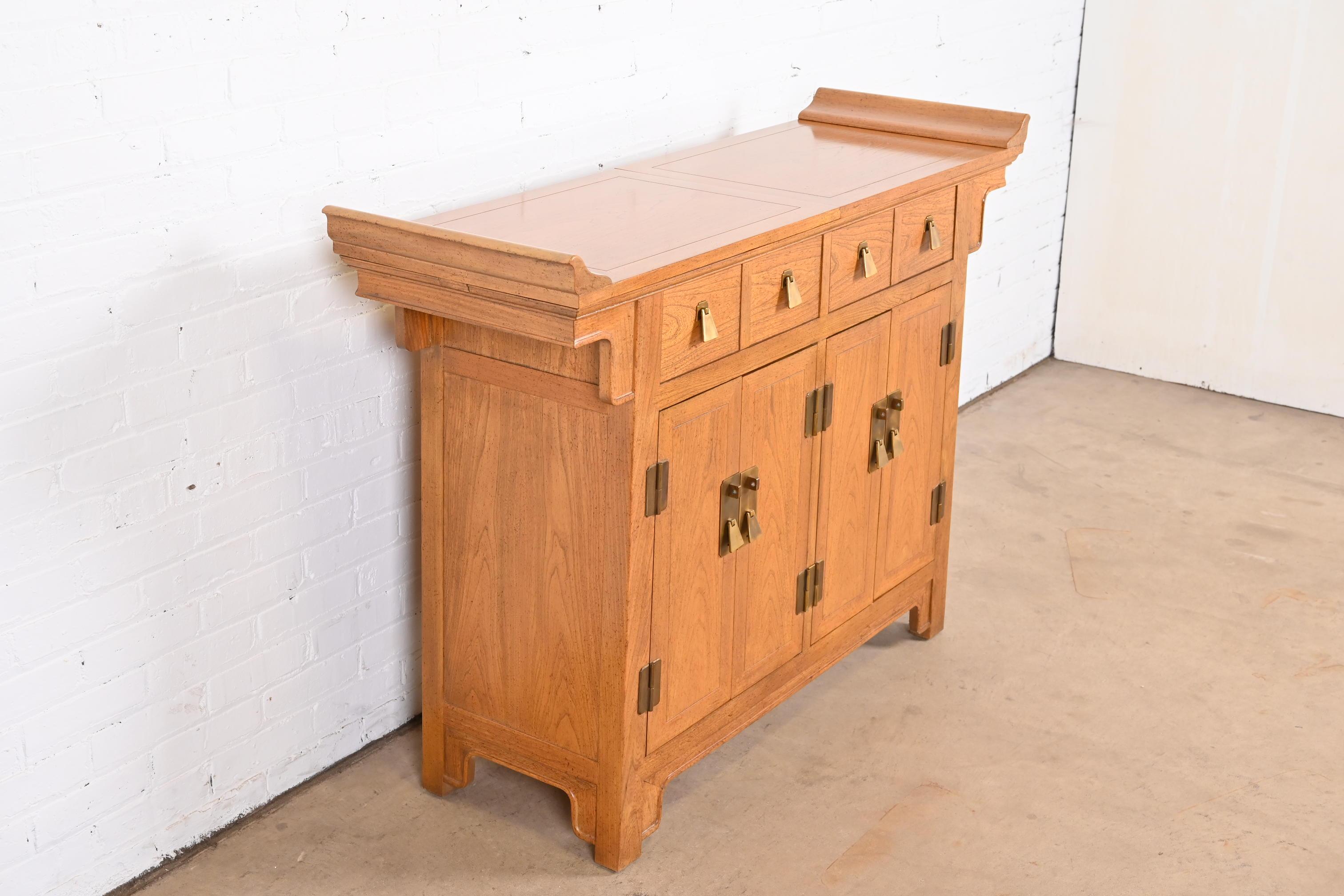 Laiton Enfilade ou meuble de bar en bois d'orme de style chinoiserie Michael Taylor pour Baker Furniture en vente