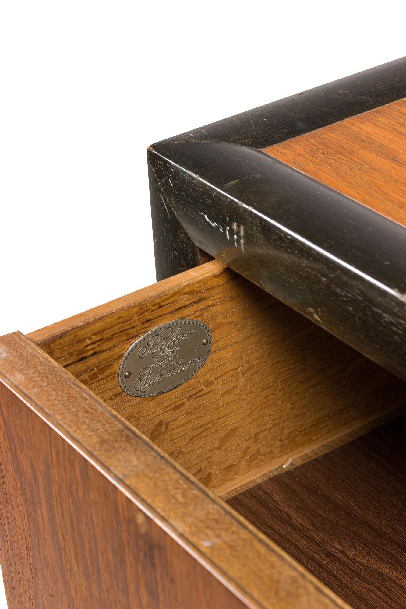 Michael Taylor para Baker Furniture Co. 6 Cajones de madera de nogal y tirador anular en venta 6
