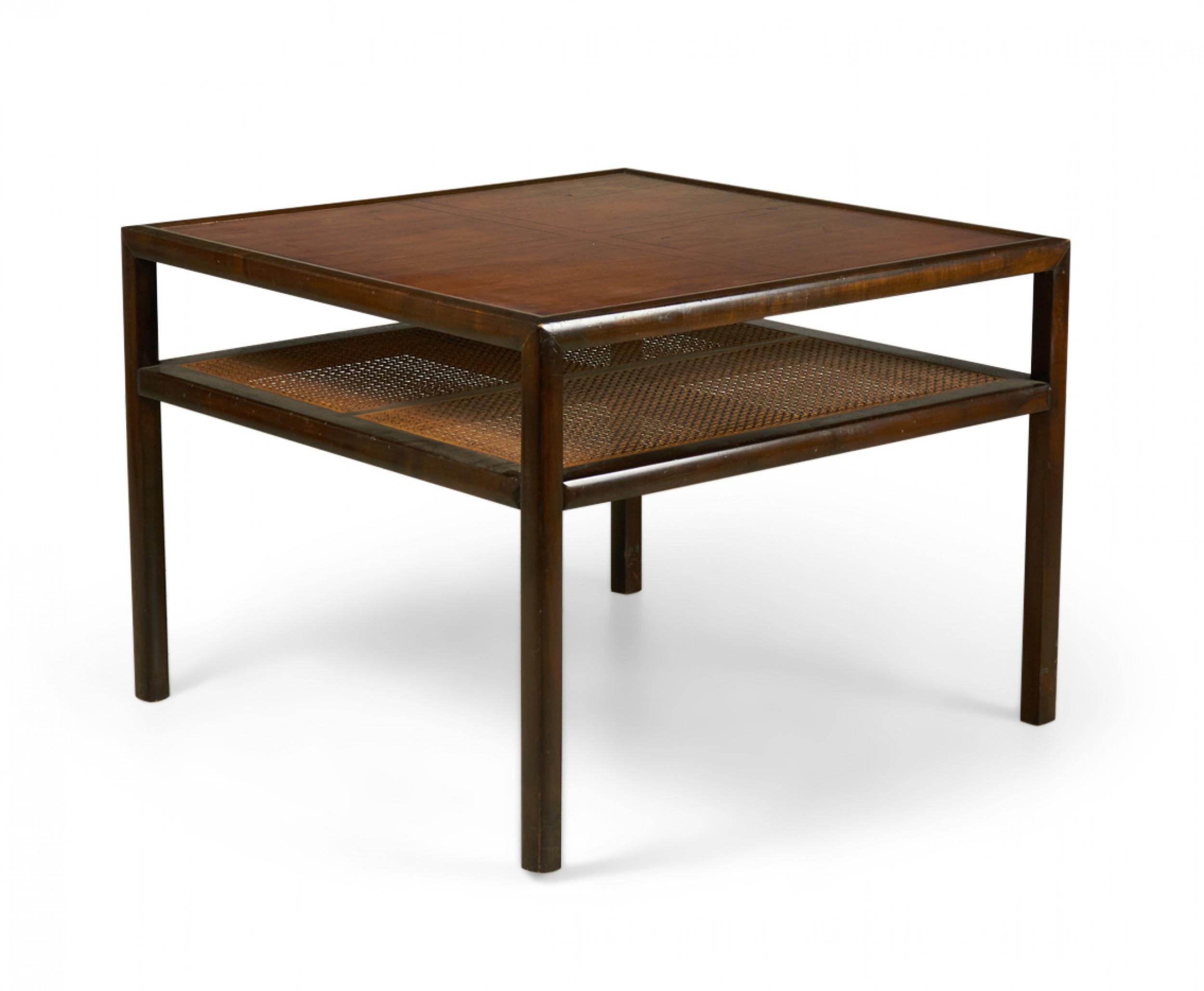 Amerikanischer, quadratischer 'New World'-Lampen- und Beistelltisch aus der Jahrhundertmitte mit einem Gestell aus Nussbaumholz, einer Platte aus Teakholz und einer Ablagefläche aus Caned Stretcher. (MICHAEL TAYLOR FÜR BAKER FURNITURE COMPANY)