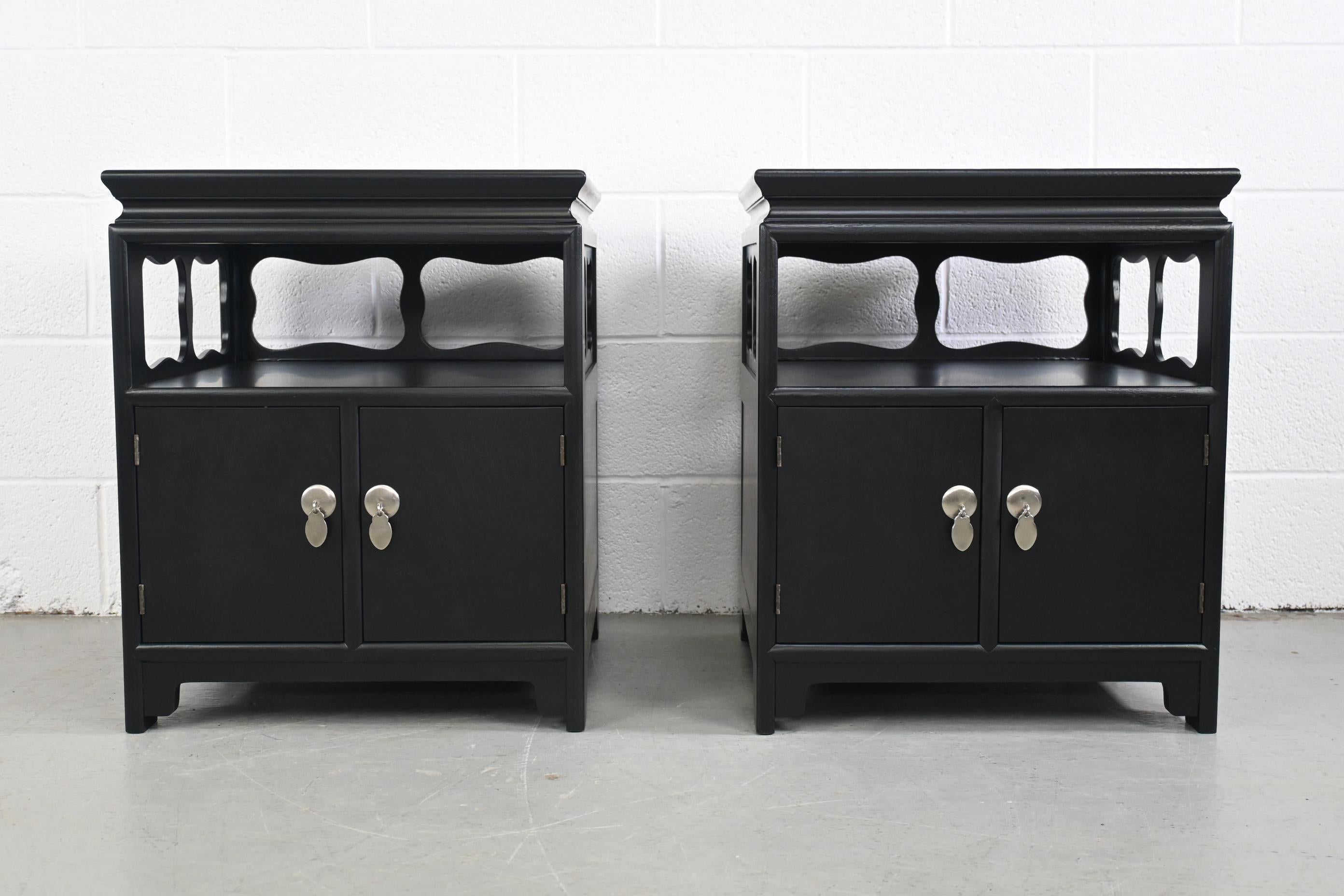 Michael Taylor for baker far east black lacquered mid century pair of nightstands or end tables

Baker Furniture, USA, 1960s

Measures: 20 Wide x 20 Deep x 24 High.

Mid century style pair of black lacquered nightstands or end tables with