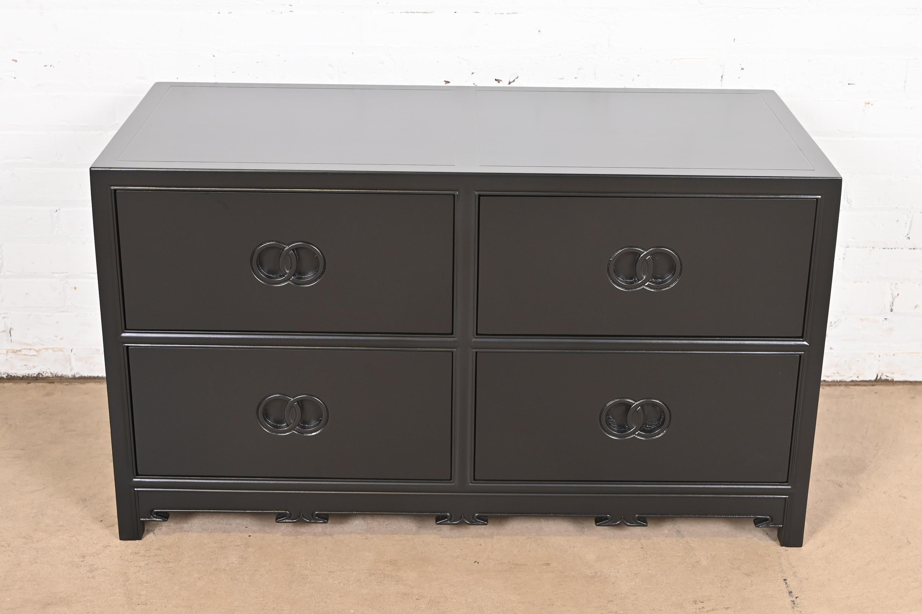 Eine atemberaubende, moderne Hollywood Regency Chinoiserie-Kommode mit vier Schubladen, eine Kommode für Junggesellen oder eine Nachttischkommode aus der Mitte des Jahrhunderts

Von Michael Taylor für Baker Furniture, 