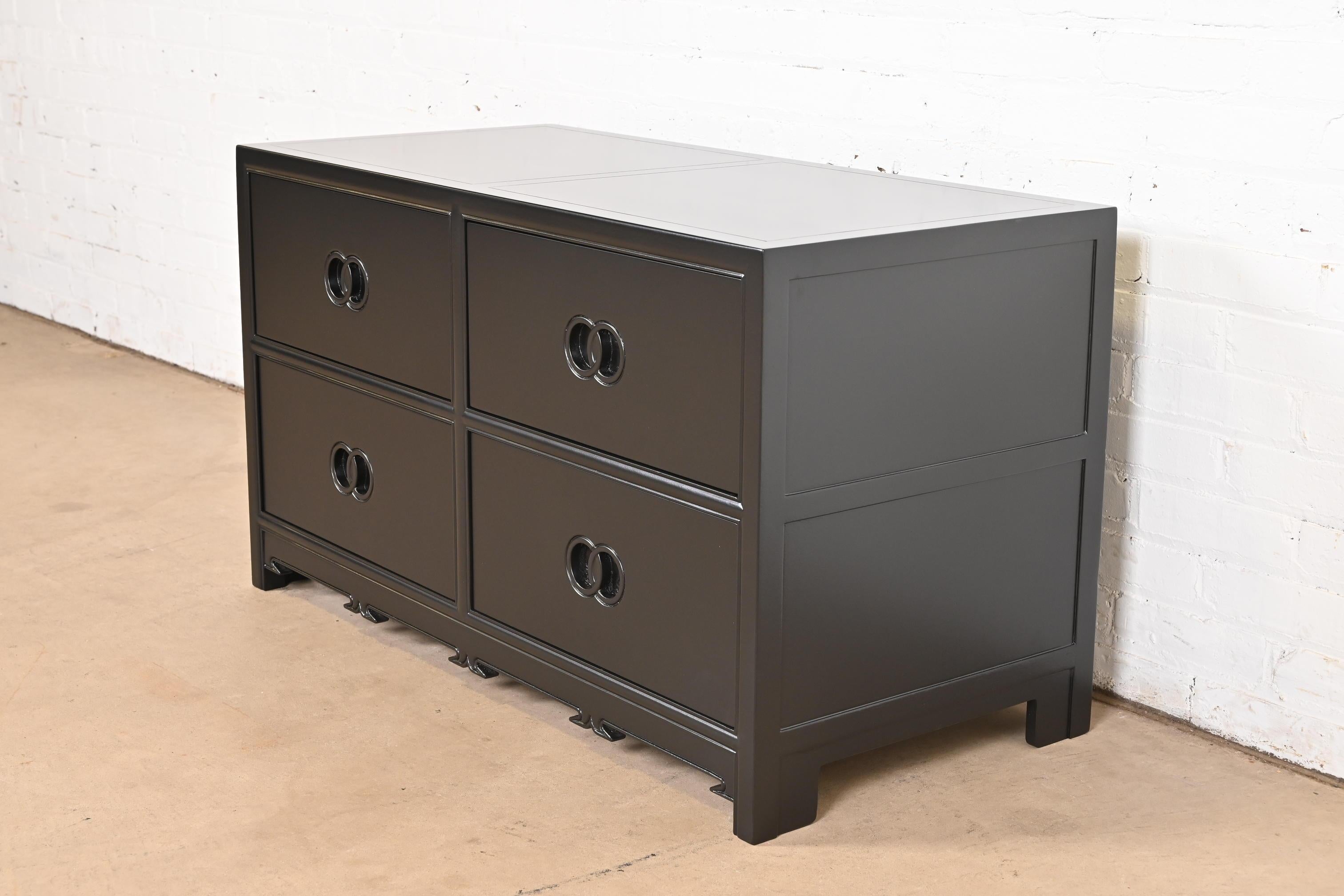 Michael Taylor für Baker Furniture Far East Kollektion Schwarz lackierte Kommode (Moderne der Mitte des Jahrhunderts) im Angebot