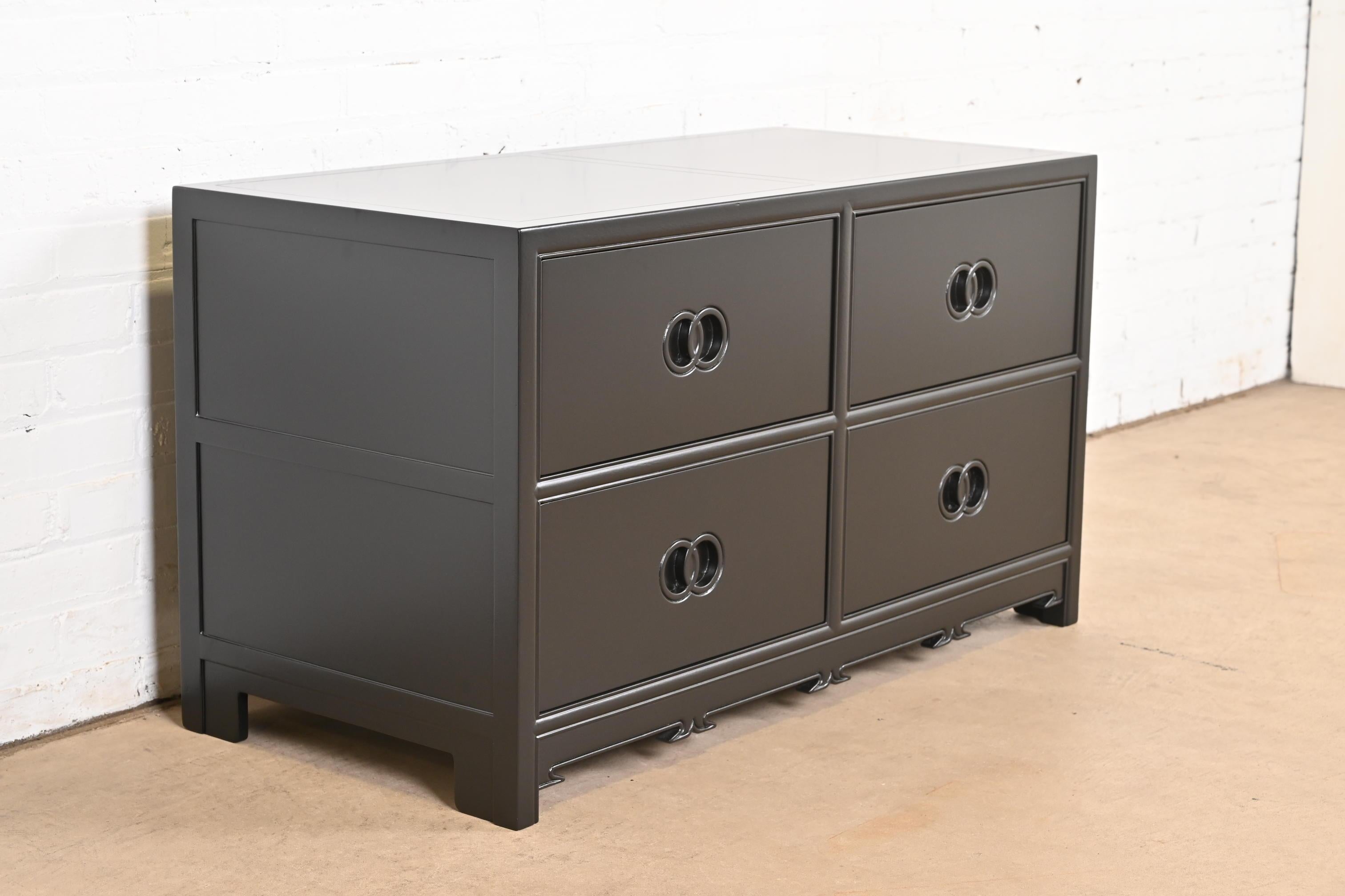 Michael Taylor für Baker Furniture Far East Kollektion Schwarz lackierte Kommode (amerikanisch) im Angebot