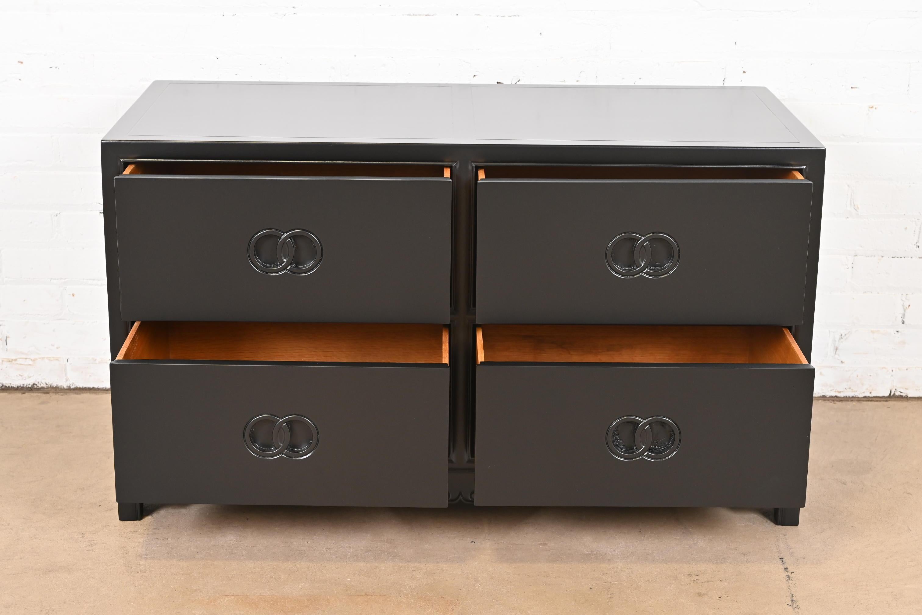 Michael Taylor für Baker Furniture Far East Kollektion Schwarz lackierte Kommode (Mitte des 20. Jahrhunderts) im Angebot