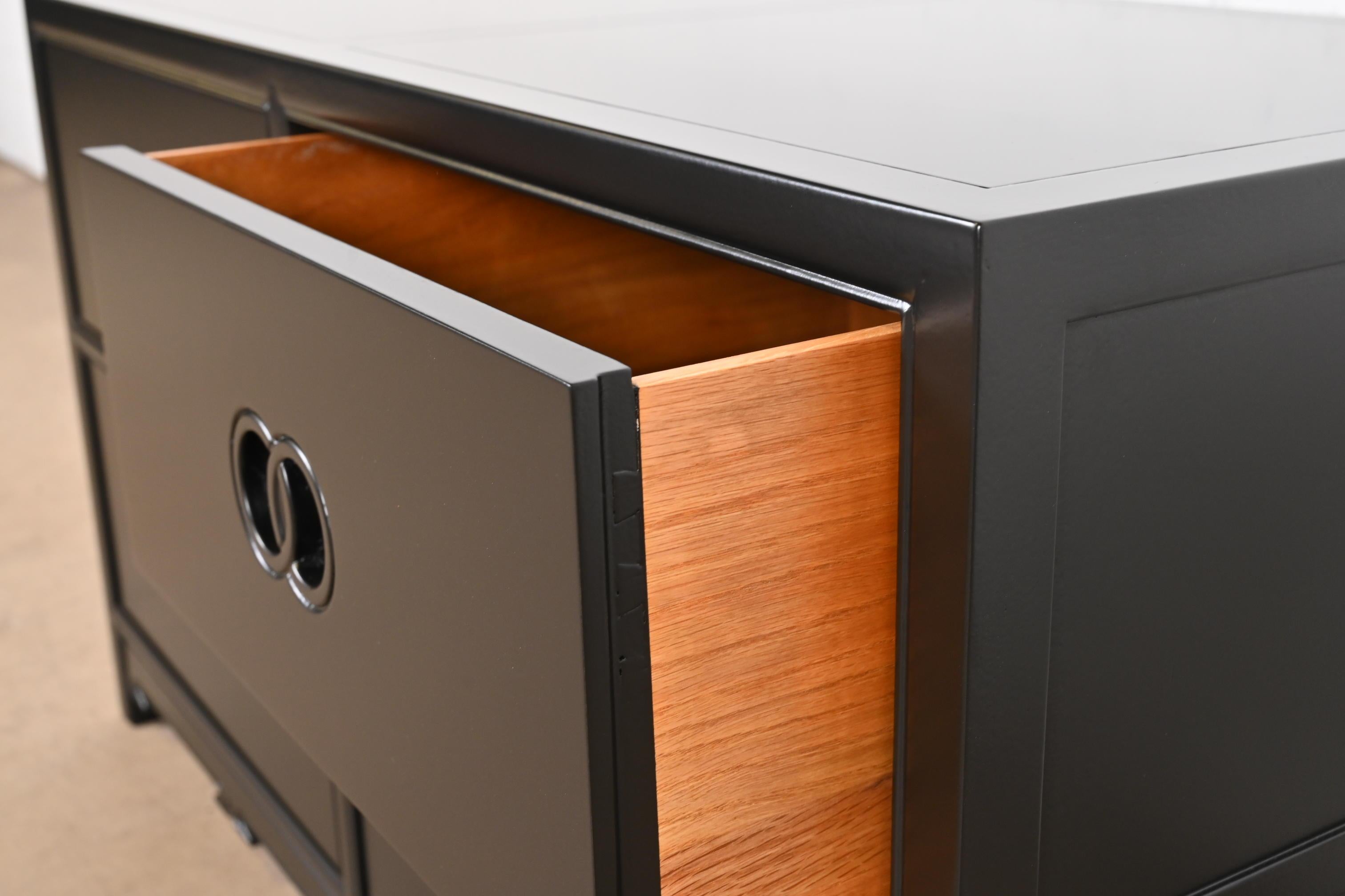 Michael Taylor für Baker Furniture Far East Kollektion Schwarz lackierte Kommode (Walnuss) im Angebot