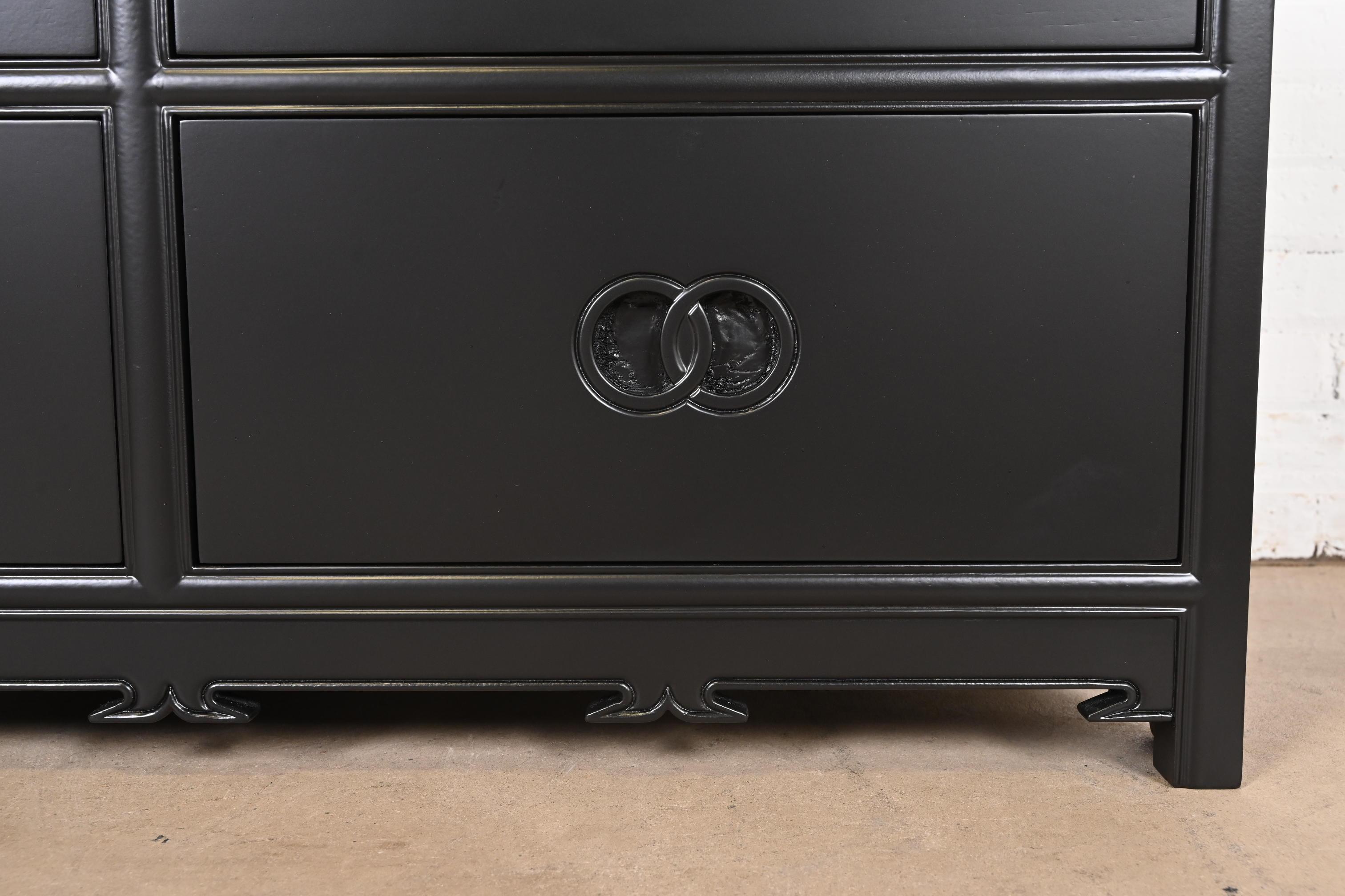 Michael Taylor per Baker Furniture Far East Collection Cassettiere laccate in nero in vendita 3