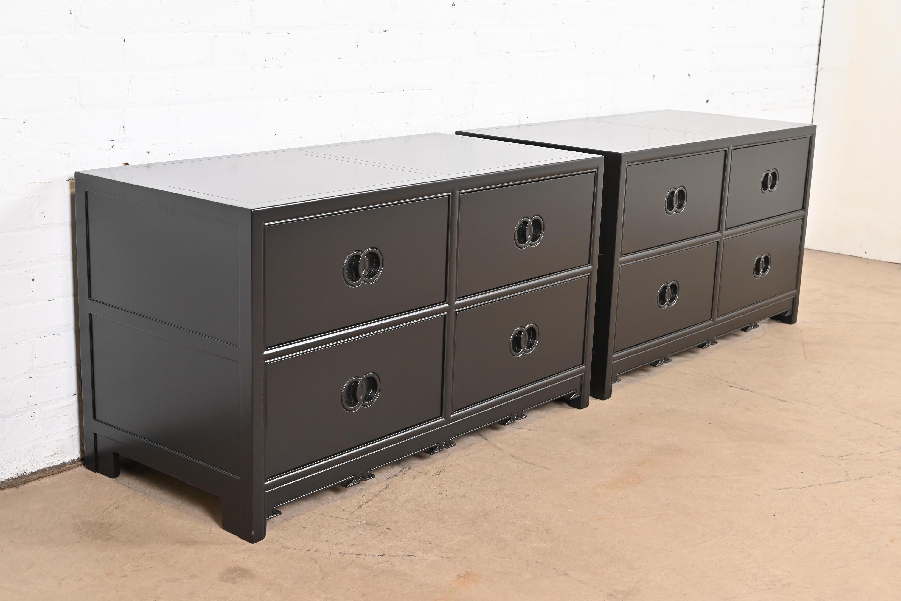 Una splendida coppia di comò a quattro cassetti, cassapanche o comodini della Hollywood Regency moderna di metà secolo

Di Michael Taylor per Baker Furniture, 
