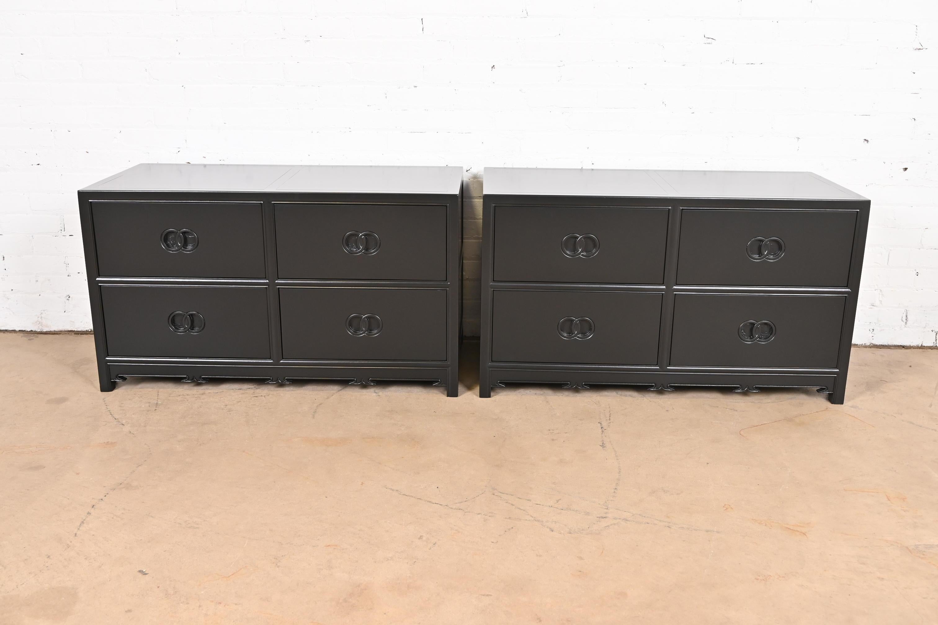 Mid-Century moderno Michael Taylor per Baker Furniture Far East Collection Cassettiere laccate in nero in vendita