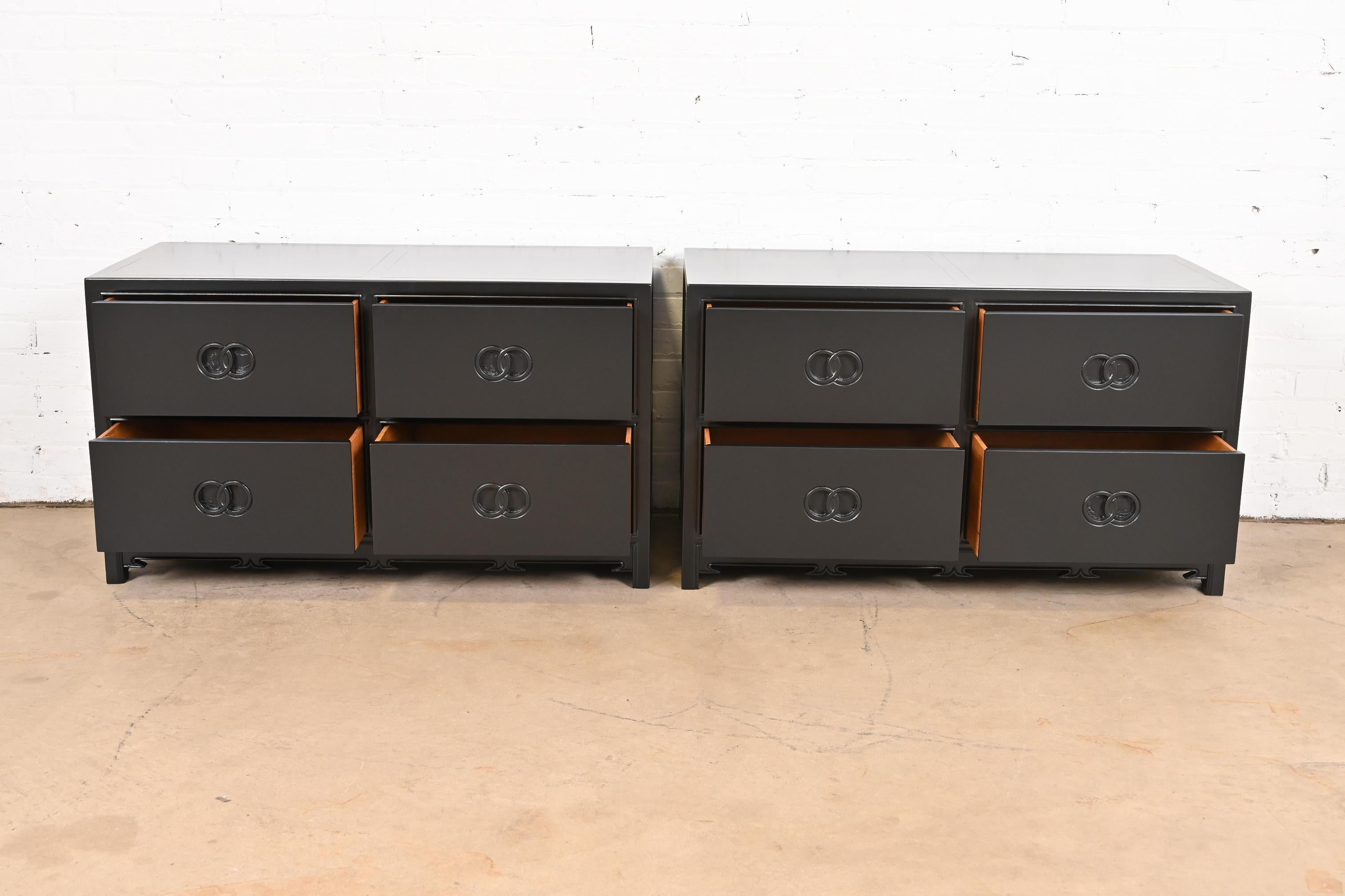 Americano Michael Taylor per Baker Furniture Far East Collection Cassettiere laccate in nero in vendita