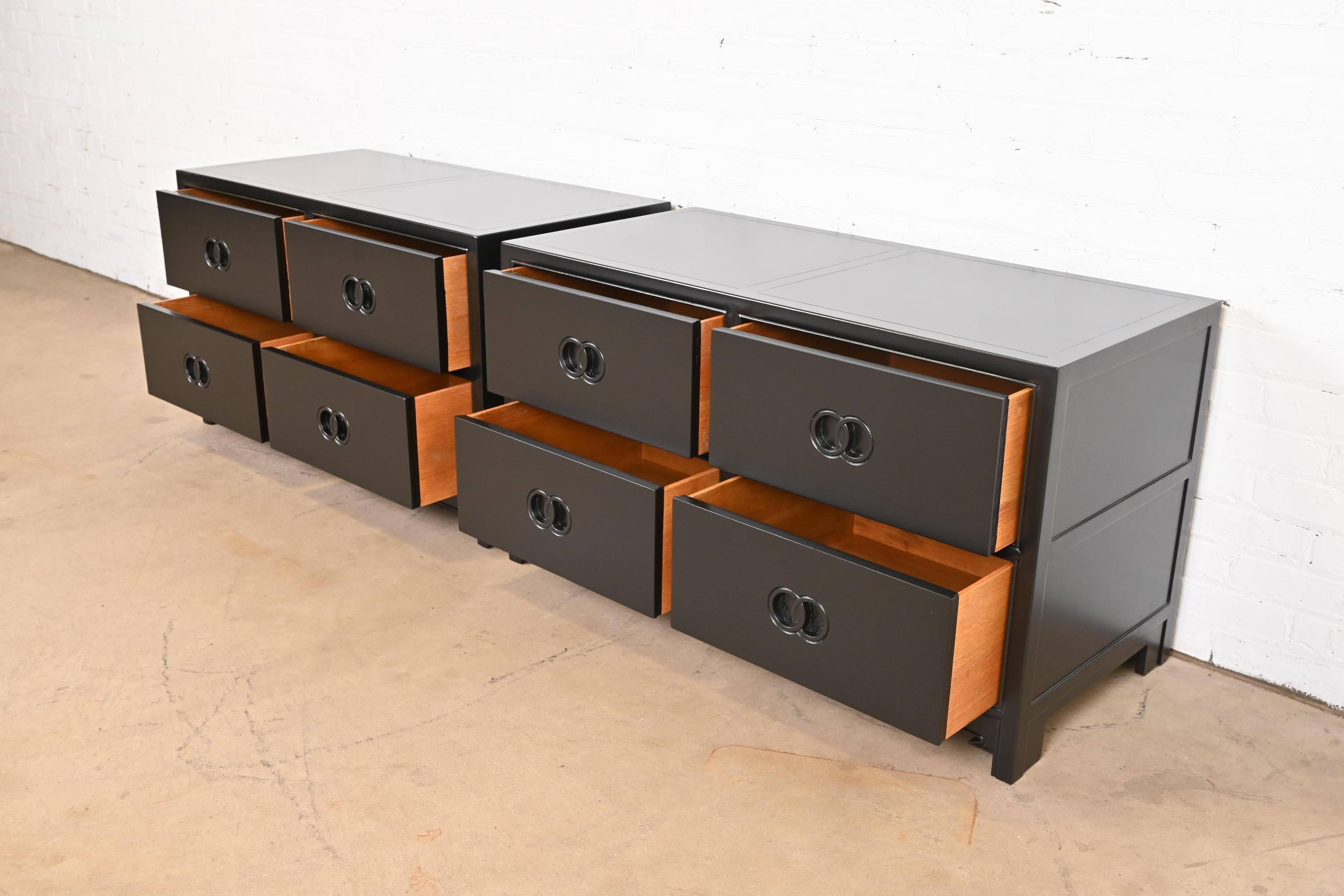 Michael Taylor per Baker Furniture Far East Collection Cassettiere laccate in nero In condizioni buone in vendita a South Bend, IN