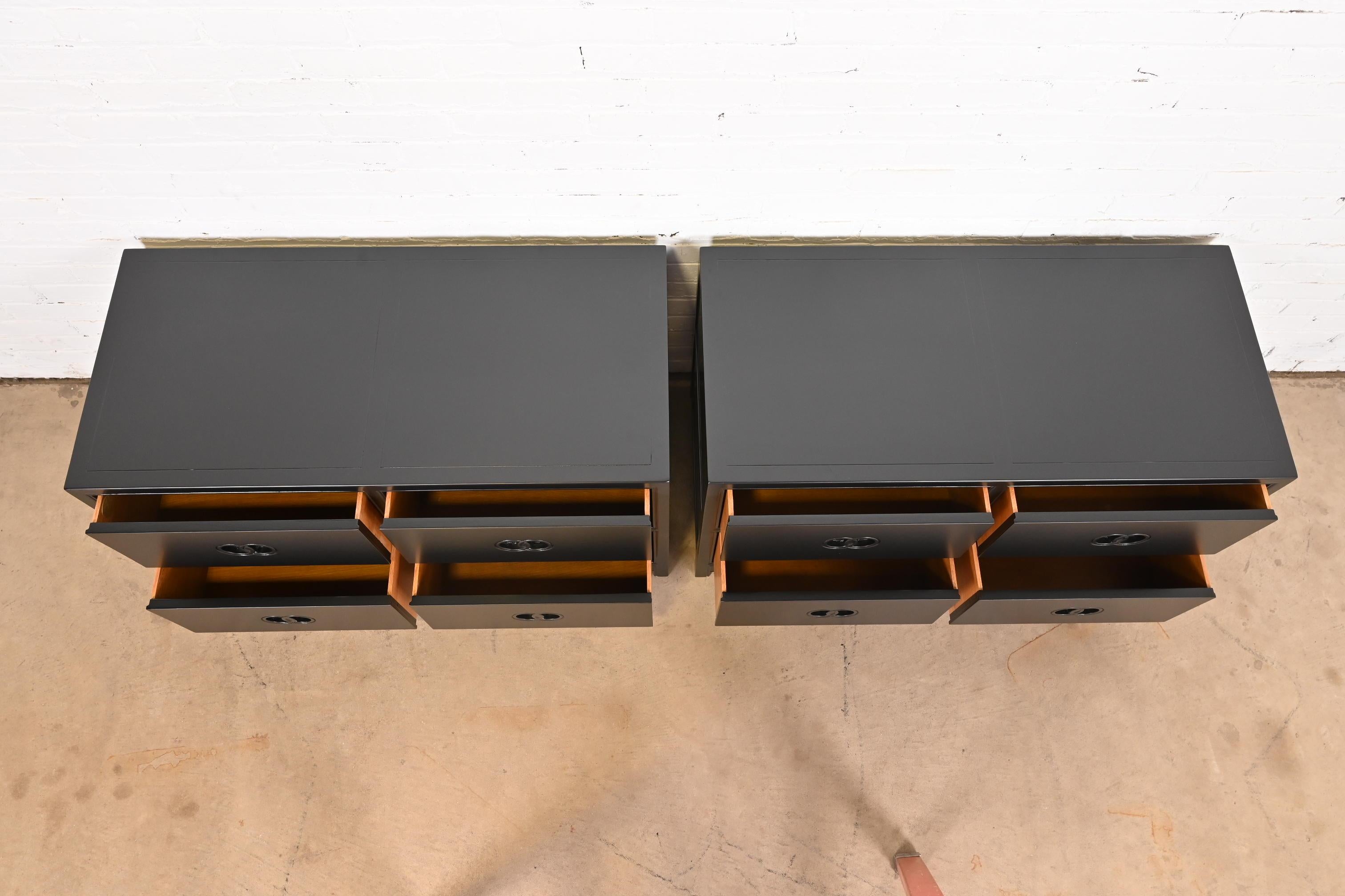 Metà XX secolo Michael Taylor per Baker Furniture Far East Collection Cassettiere laccate in nero in vendita