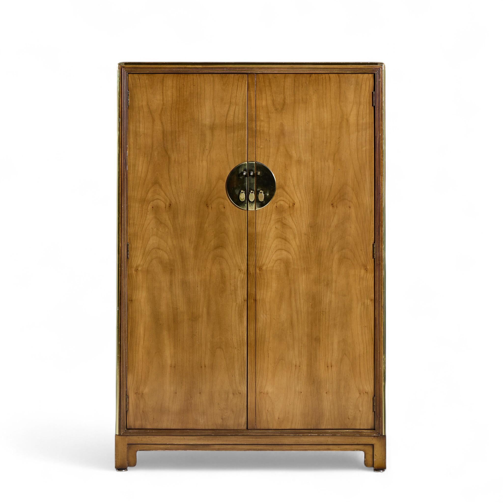 Michael Taylor für Baker Furniture Far East Collection Mid Century Armoire

Dieser Schrank misst: 38 breit x 18,25 tief x 57,75 Zoll hoch

Great Vintage Condition - Small Areas of Wear on Cabinet. Kleine Bereiche mit Verfärbungen auf