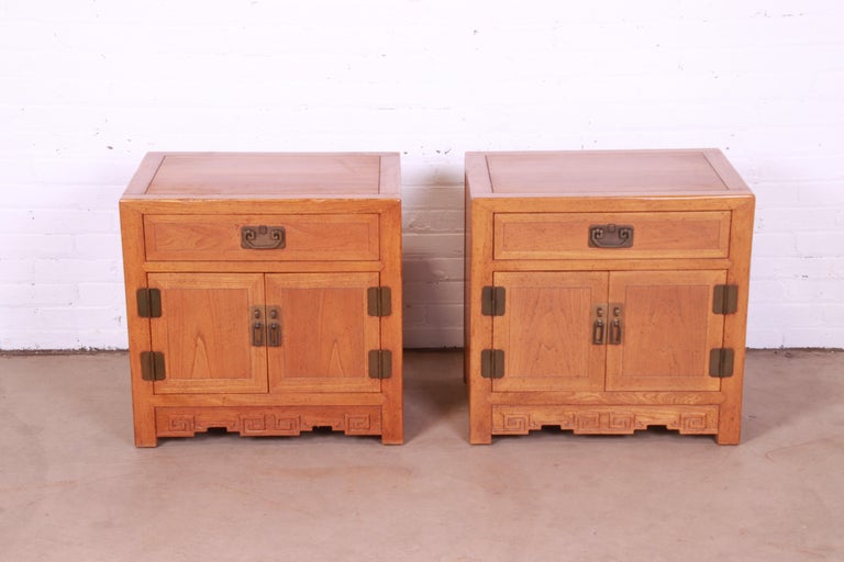 A gorgeous pair of mid-century modern Hollywood Regency Chinoiserie nightstands

By Michael Taylor for Baker Furniture

USA, Circa 1970s

Carved elm wood, with original Asian-inspired brass hardware.

Measures: 25