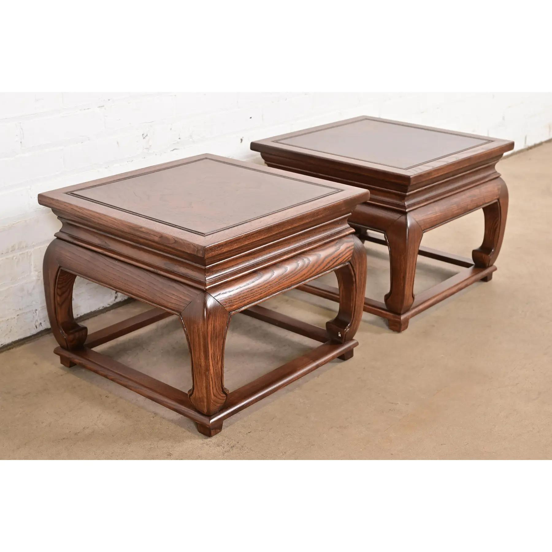 Magnifique paire de tables d'appoint de style Chinoiserie Hollywood Regency, moderne et du milieu du siècle dernier.

Par Michael Taylor pour Baker Furniture, 
