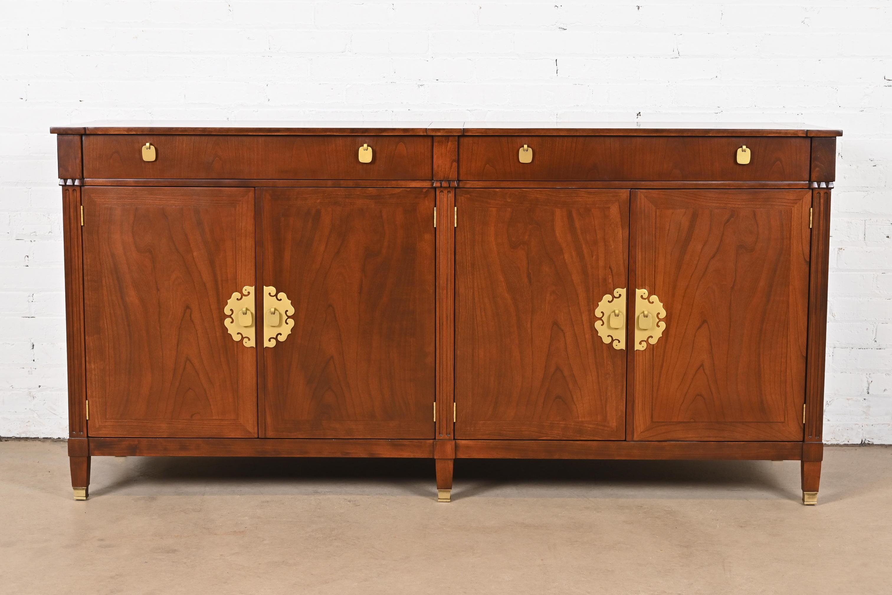 Magnifique buffet, crédence ou meuble de bar de style Chinoiserie Hollywood Regency du milieu du siècle dernier.

Par Michael Taylor pour Baker Furniture

USA, Circa 1960

Bois de cerisier, avec quincaillerie originale en laiton d'inspiration