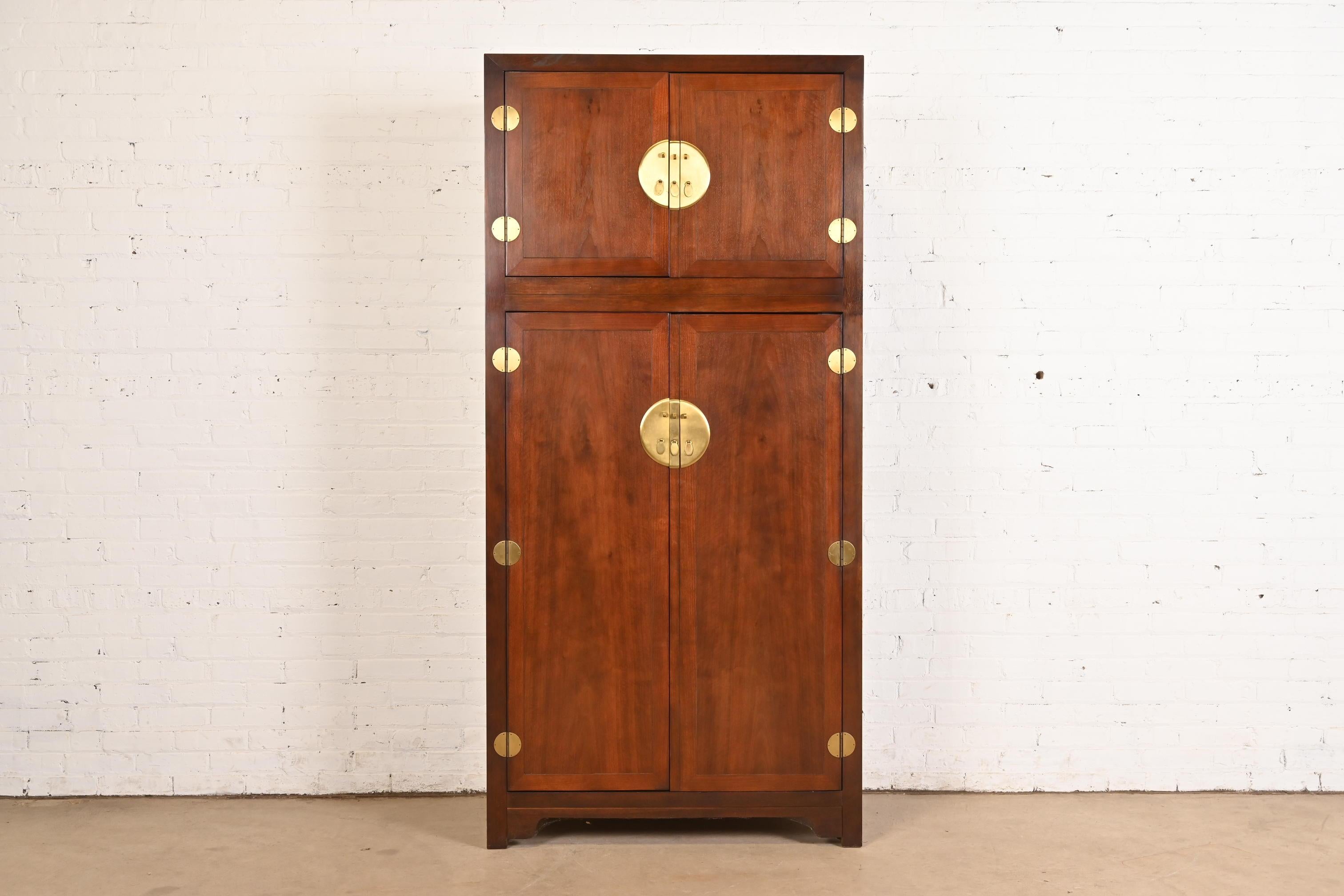 Eine atemberaubende moderne Hollywood Regency Chinoiserie Kommode, Wäschepresse oder Barschrank aus der Mitte des Jahrhunderts

Von Michael Taylor für Baker Furniture, 