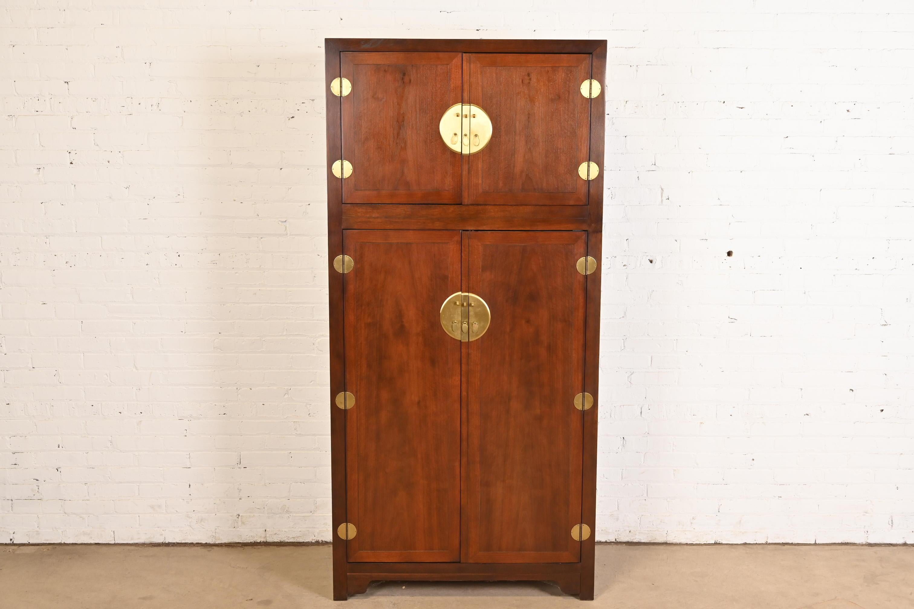 Michael Taylor für Baker Möbel Hollywood Regency Chinoiserie Nussbaum Kleiderschrank (amerikanisch) im Angebot