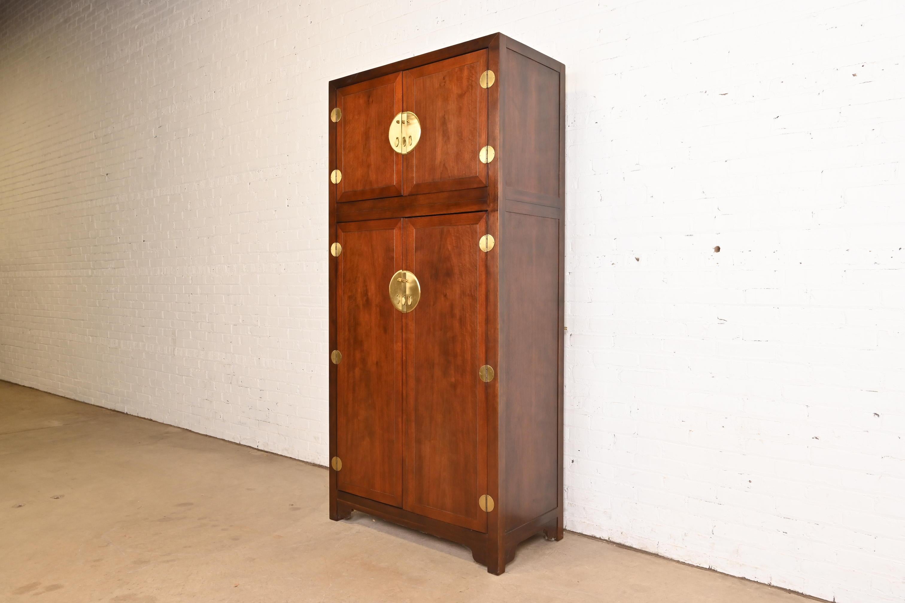 Michael Taylor für Baker Möbel Hollywood Regency Chinoiserie Nussbaum Kleiderschrank im Zustand „Gut“ im Angebot in South Bend, IN