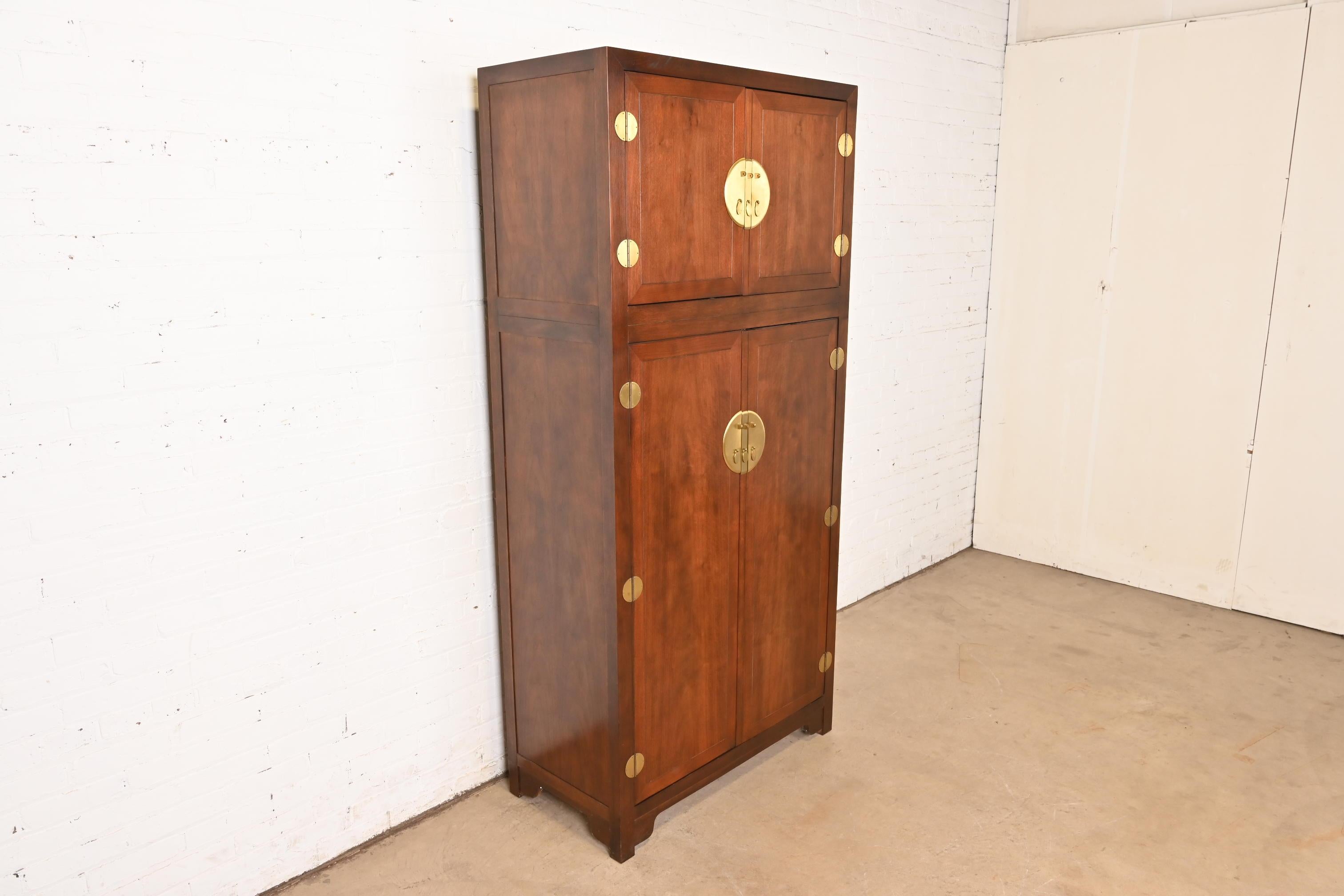 Michael Taylor für Baker Möbel Hollywood Regency Chinoiserie Nussbaum Kleiderschrank (Mitte des 20. Jahrhunderts) im Angebot