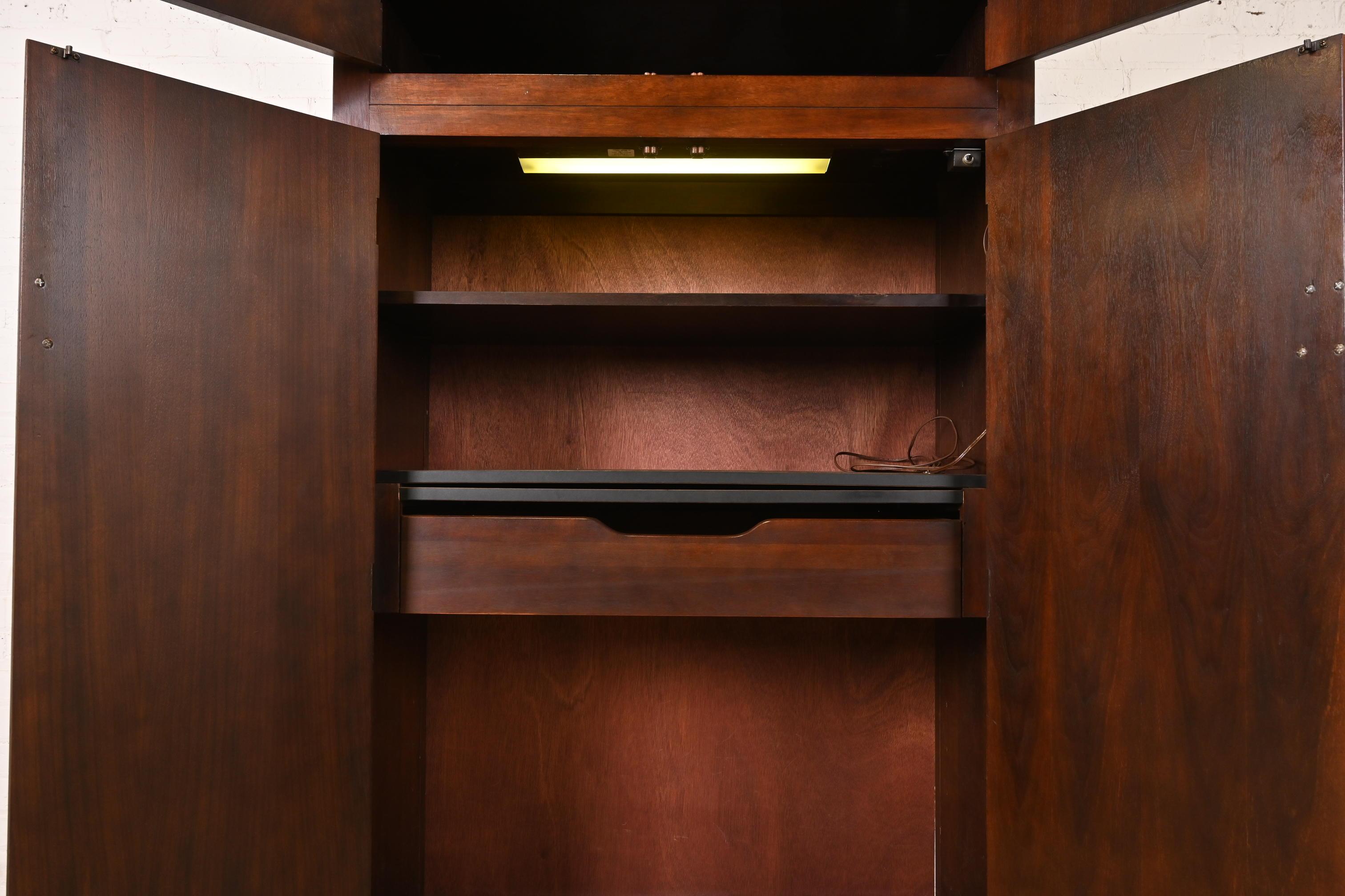 Michael Taylor für Baker Möbel Hollywood Regency Chinoiserie Nussbaum Kleiderschrank im Angebot 1