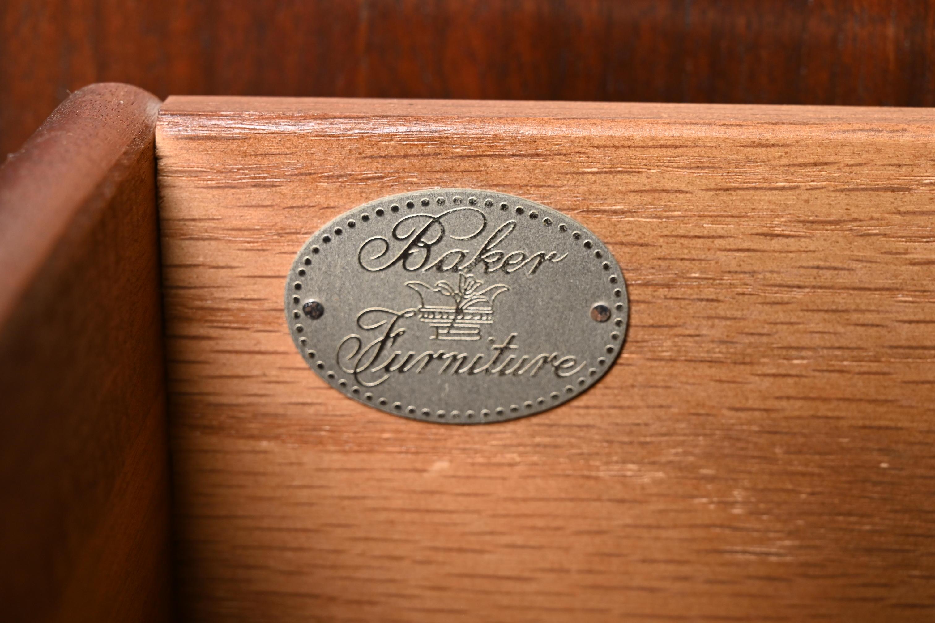 Michael Taylor für Baker Möbel Hollywood Regency Chinoiserie Nussbaum Kleiderschrank im Angebot 2
