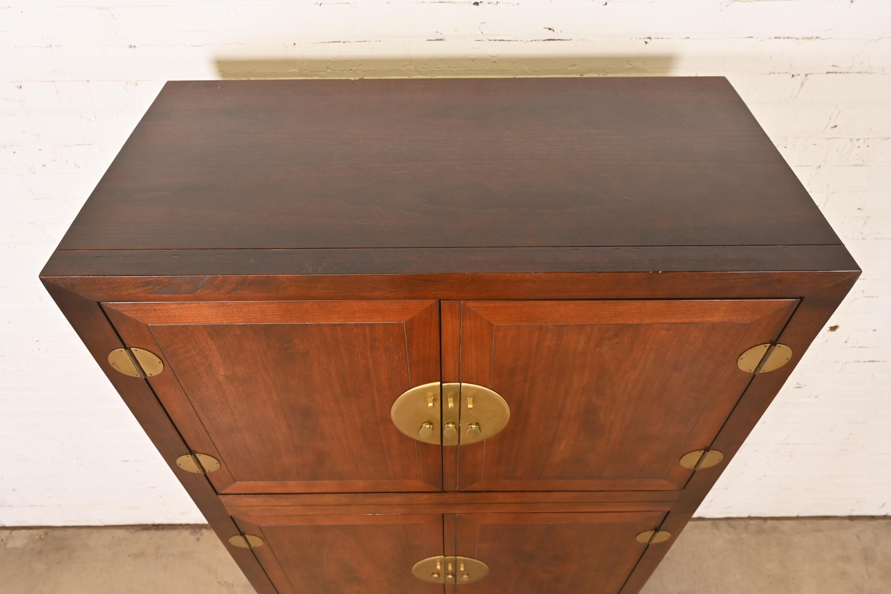 Michael Taylor für Baker Möbel Hollywood Regency Chinoiserie Nussbaum Kleiderschrank im Angebot 3
