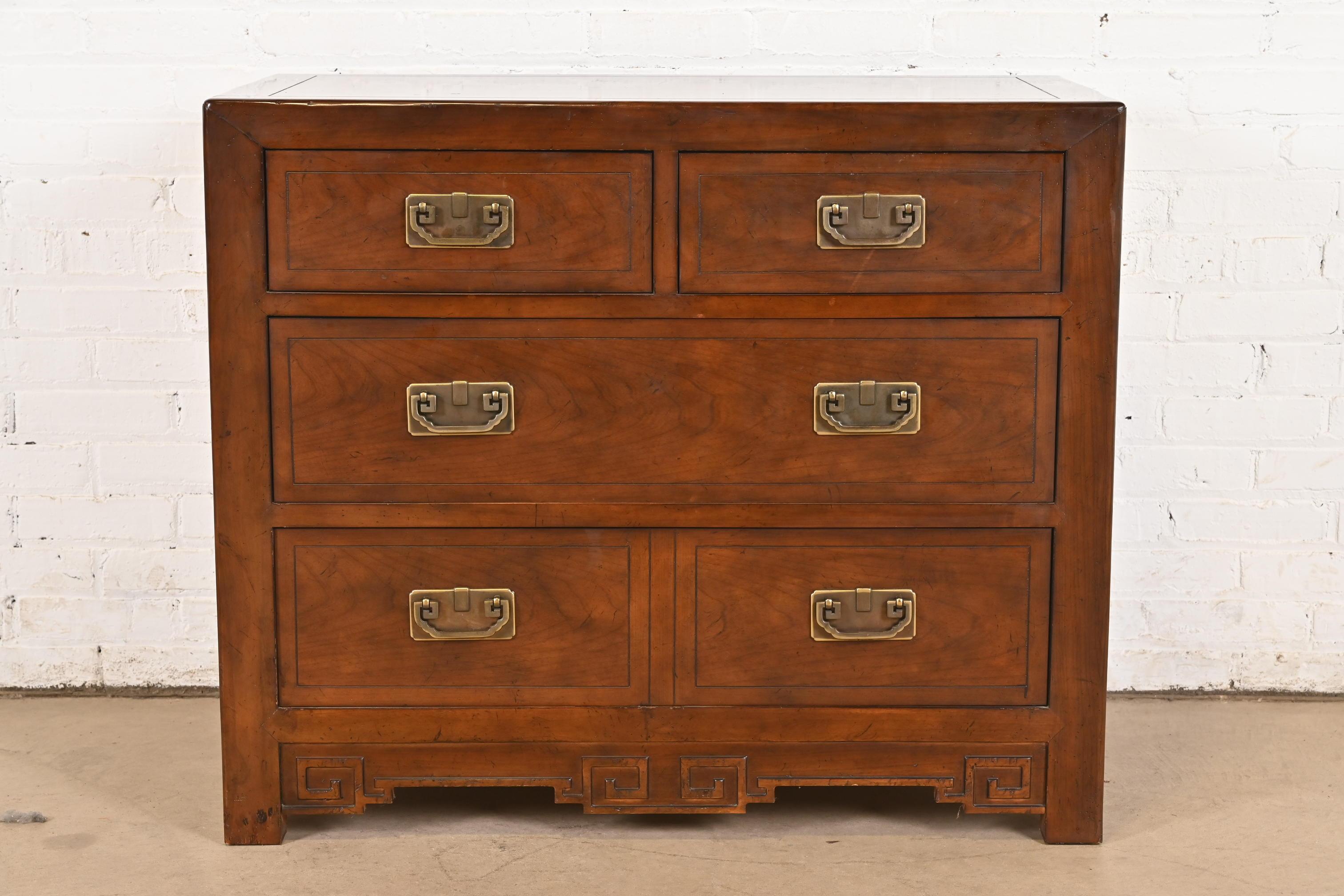 Superbe commode ou coffre à quatre tiroirs de style Chinoiserie Hollywood Regency du milieu du siècle dernier.

Par Michael Taylor pour Baker Furniture

USA, Circa 1970s

Magnifique noyer sculpté, avec quincaillerie d'origine en laiton d'inspiration