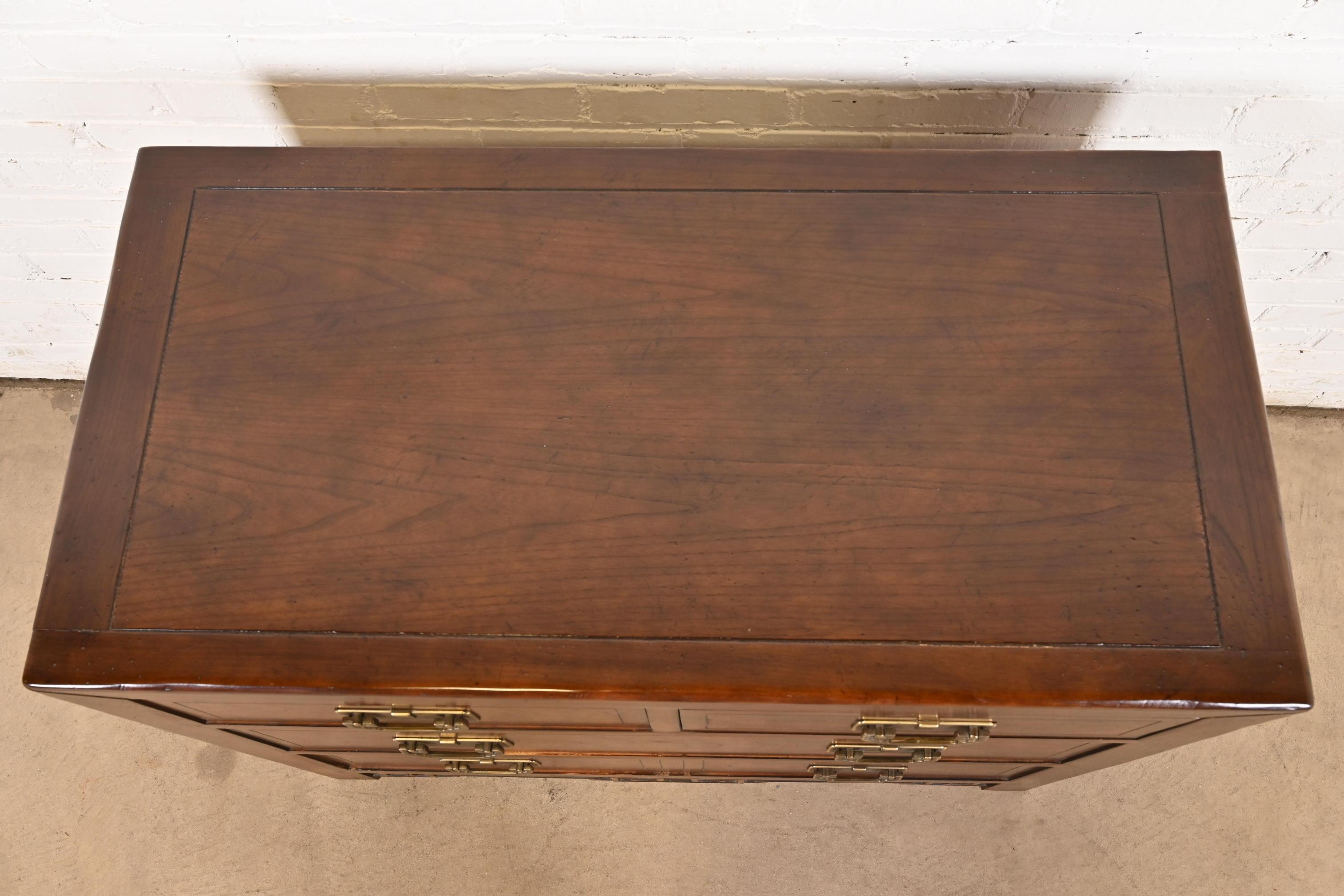 Laiton Michael Taylor for Baker Furniture Hollywood Regency Chinoiserie Walnut Dresser en vente