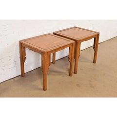 Michael Taylor für Baker Furniture Beistelltische aus geschnitztem Ulmenholz, Mitte des Jahrhunderts, Paar