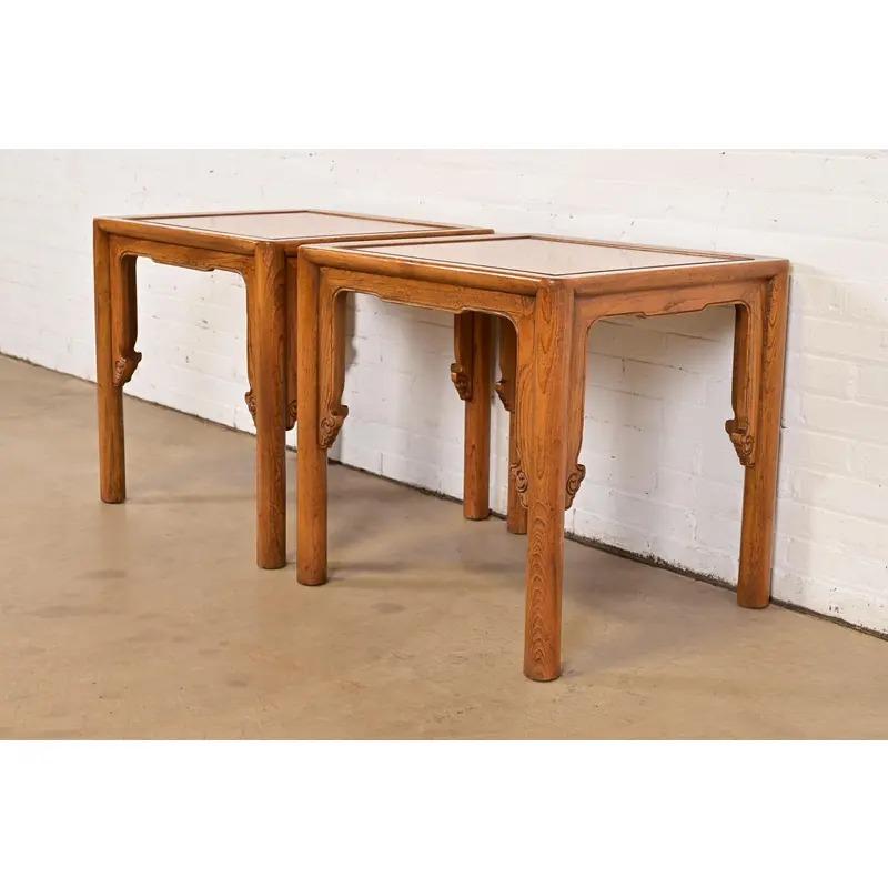 Michael Taylor per Baker Furniture Tavolini in olmo intagliato di metà secolo, coppia In condizioni buone in vendita a South Bend, IN