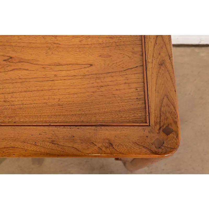 Olmo Michael Taylor per Baker Furniture Tavolini in olmo intagliato di metà secolo, coppia in vendita