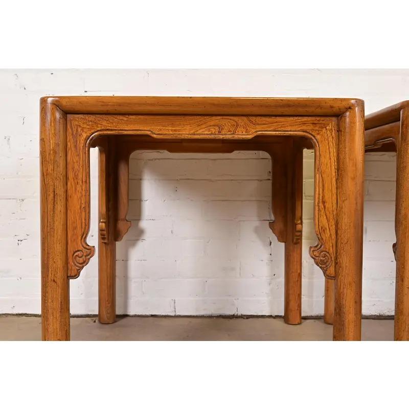 Michael Taylor per Baker Furniture Tavolini in olmo intagliato di metà secolo, coppia in vendita 1