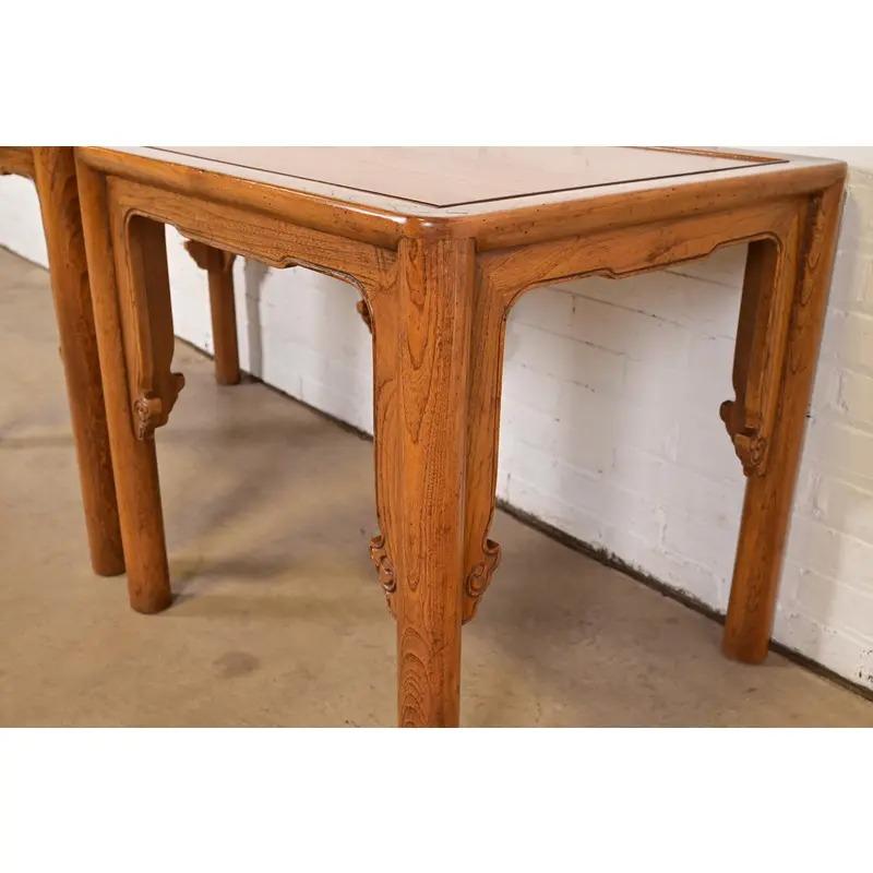 Michael Taylor per Baker Furniture Tavolini in olmo intagliato di metà secolo, coppia in vendita 2