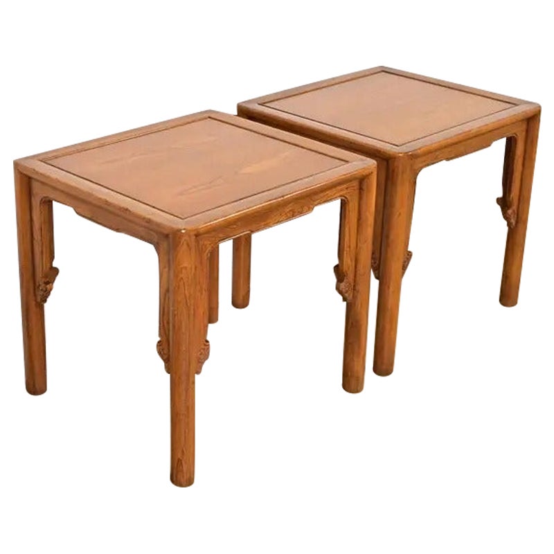 Michael Taylor per Baker Furniture Tavolini in olmo intagliato di metà secolo, coppia in vendita