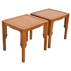 Michael Taylor per Baker Furniture Tavolini in olmo intagliato di metà secolo, coppia