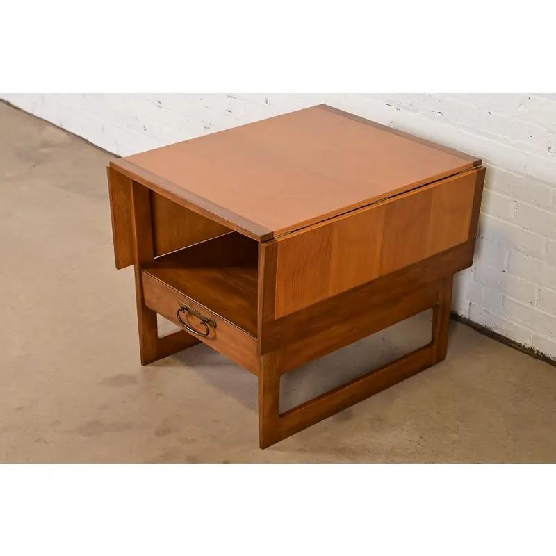 Magnifique table à thé ou table d'appoint à feuilles tombantes de style Régence hollywoodienne du milieu du siècle dernier.

Par Michael Taylor pour Baker Furniture

États-Unis, années 1960

Teck et noyer, avec quincaillerie originale en laiton