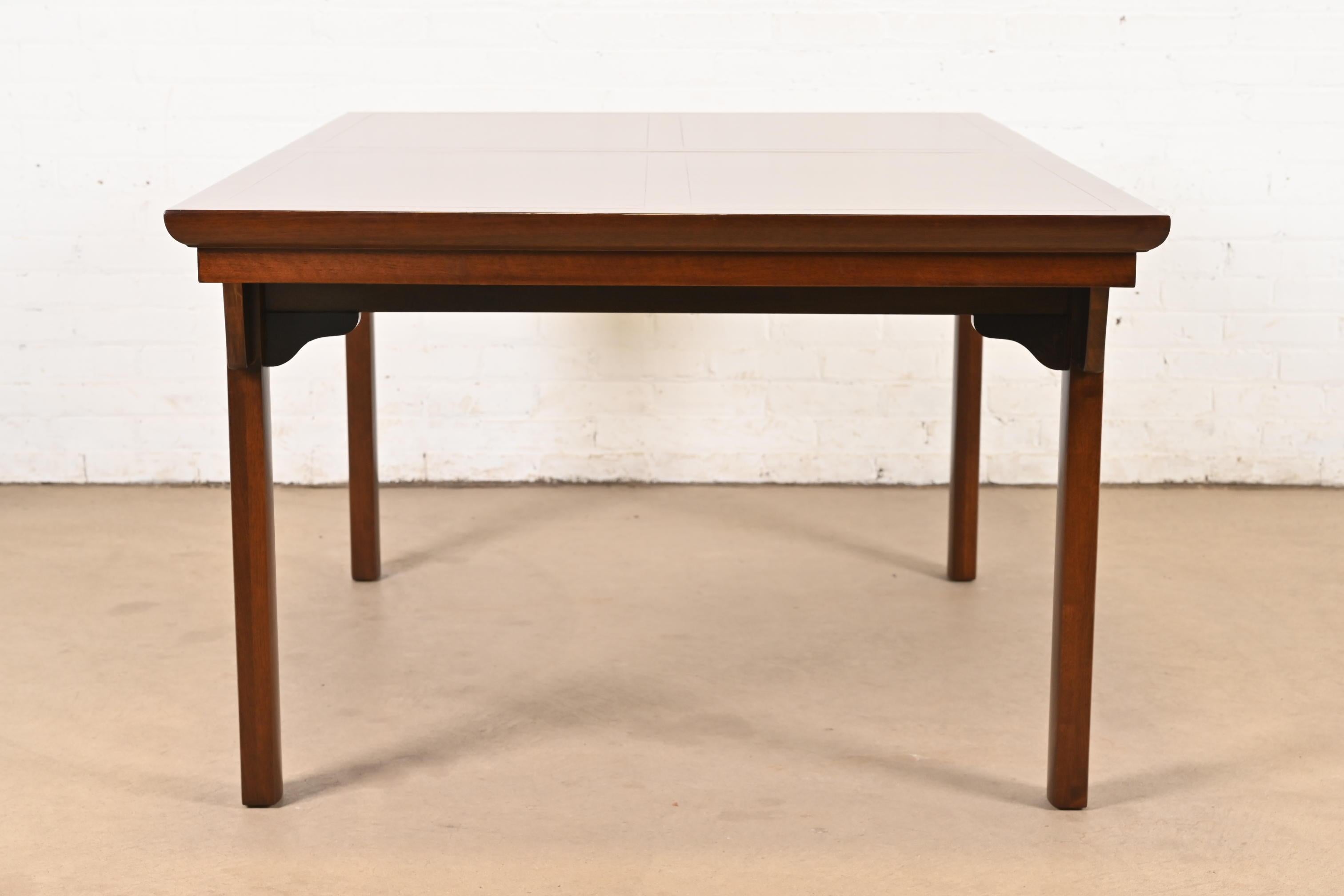 Michael Taylor für Baker Furniture Moderner Esstisch aus Nussbaumholz, Mitte des Jahrhunderts im Angebot 3