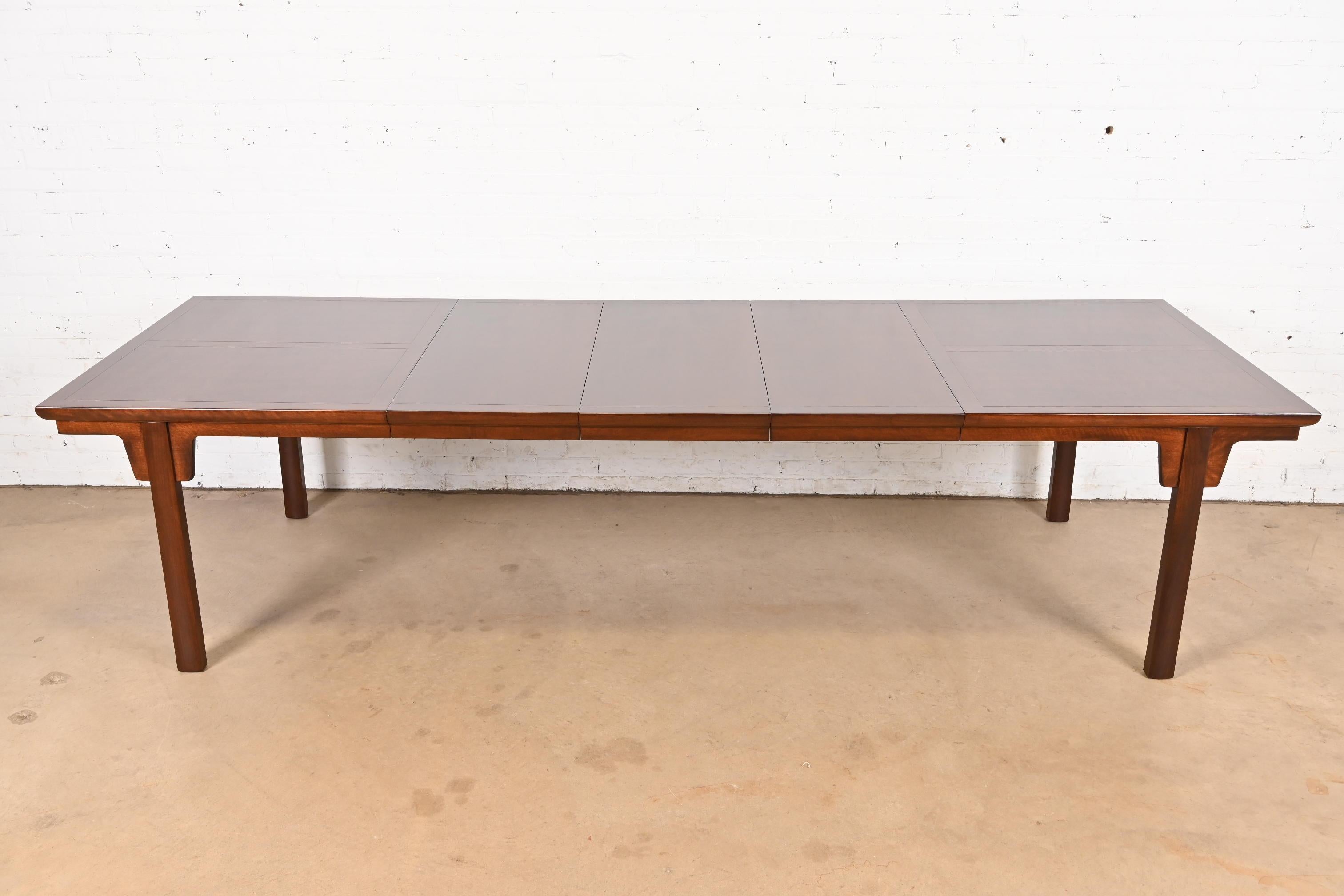 Michael Taylor für Baker Furniture Moderner Esstisch aus Nussbaumholz, Mitte des Jahrhunderts (Moderne der Mitte des Jahrhunderts) im Angebot