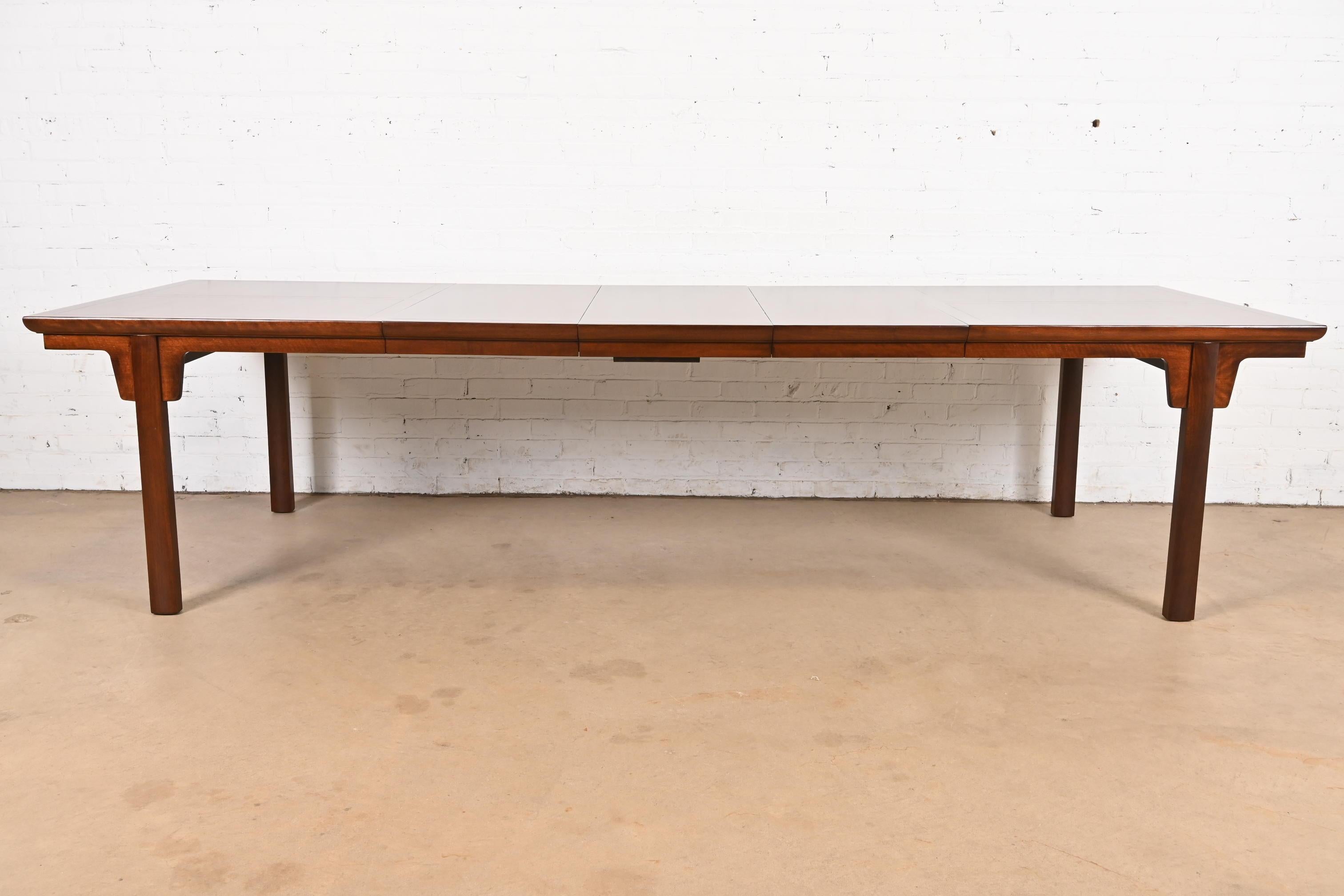 Michael Taylor für Baker Furniture Moderner Esstisch aus Nussbaumholz, Mitte des Jahrhunderts (amerikanisch) im Angebot