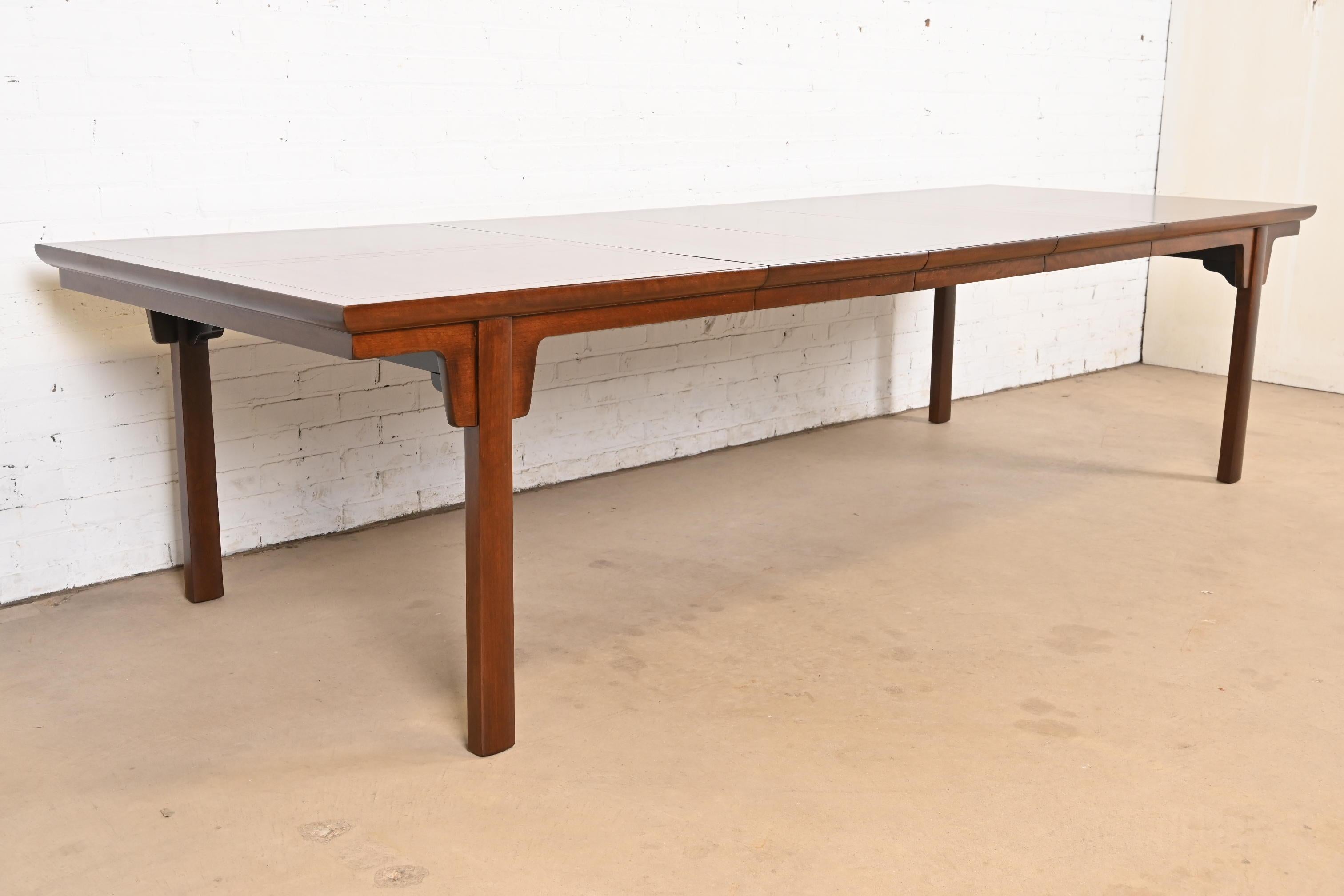 Michael Taylor für Baker Furniture Moderner Esstisch aus Nussbaumholz, Mitte des Jahrhunderts im Zustand „Gut“ im Angebot in South Bend, IN