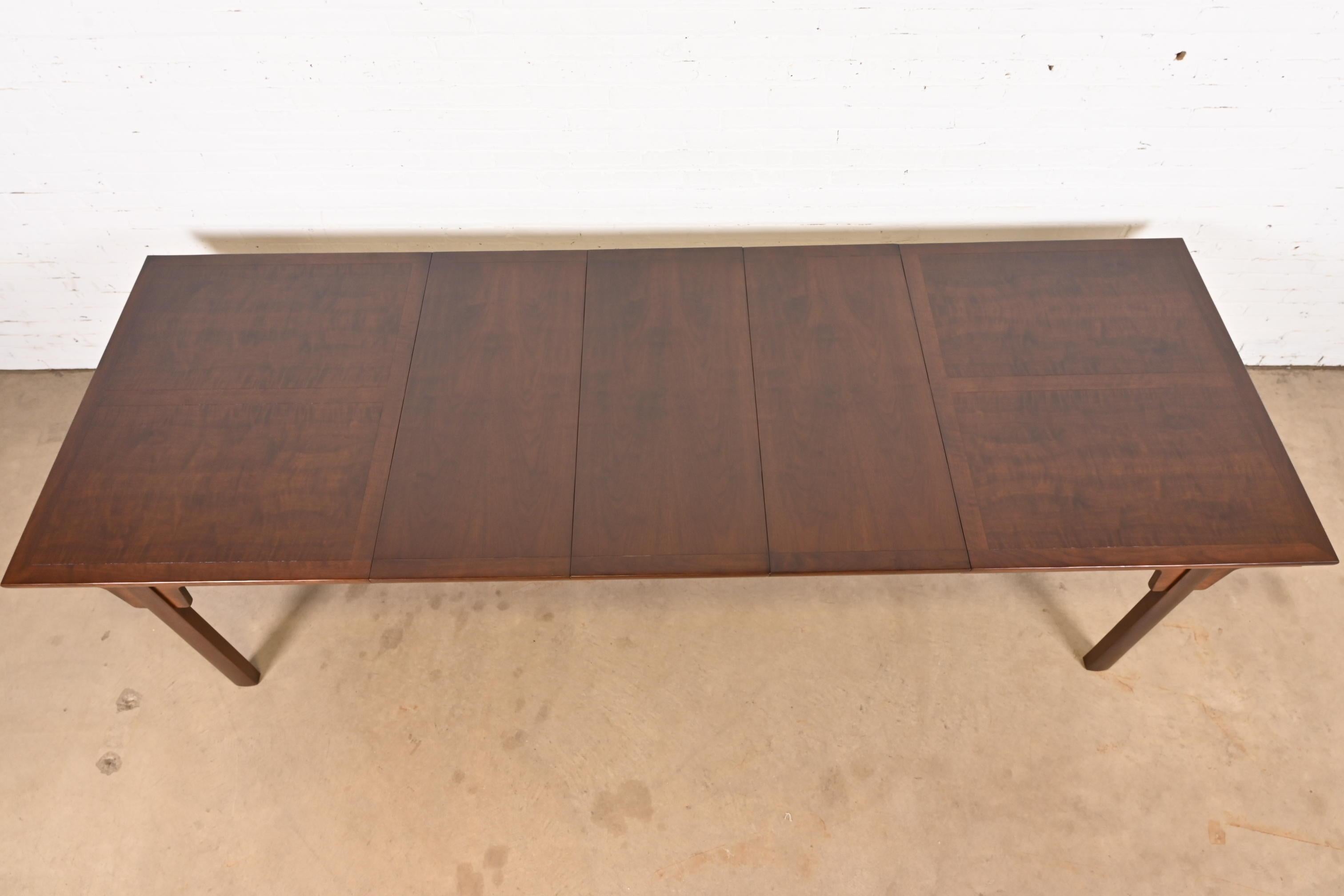 Michael Taylor für Baker Furniture Moderner Esstisch aus Nussbaumholz, Mitte des Jahrhunderts (Mitte des 20. Jahrhunderts) im Angebot