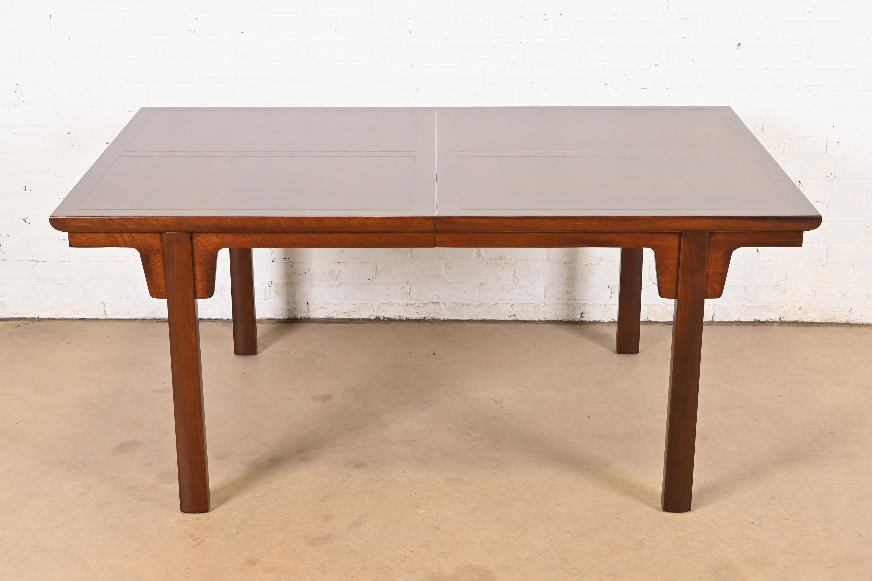 Michael Taylor für Baker Furniture Moderner Esstisch aus Nussbaumholz, Mitte des Jahrhunderts (Walnuss) im Angebot