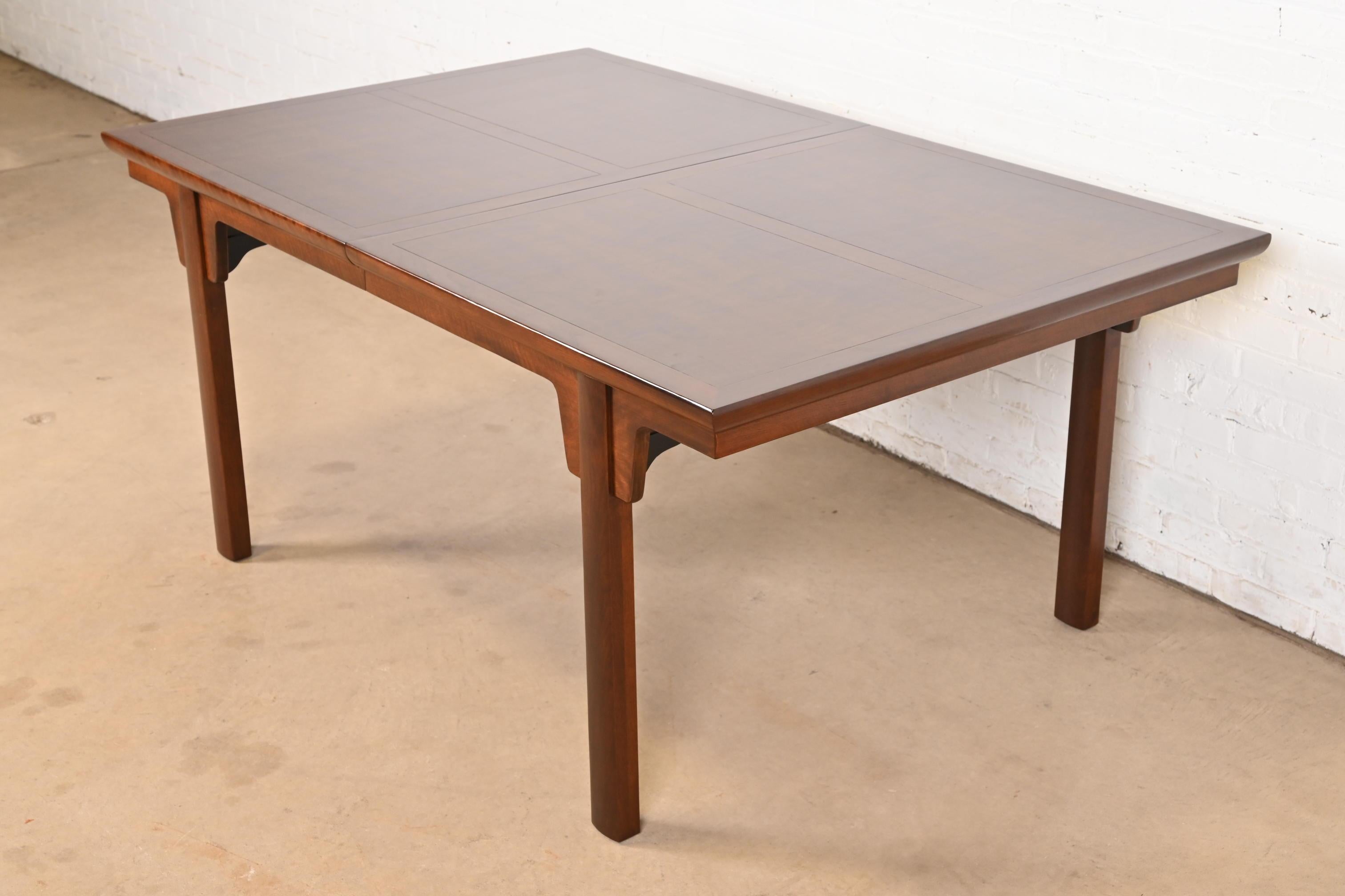 Michael Taylor für Baker Furniture Moderner Esstisch aus Nussbaumholz, Mitte des Jahrhunderts im Angebot 1