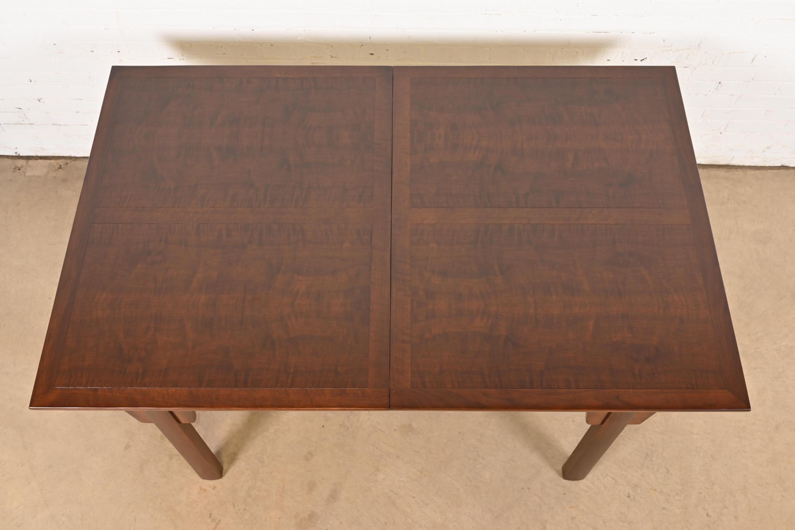 Michael Taylor für Baker Furniture Moderner Esstisch aus Nussbaumholz, Mitte des Jahrhunderts im Angebot 2