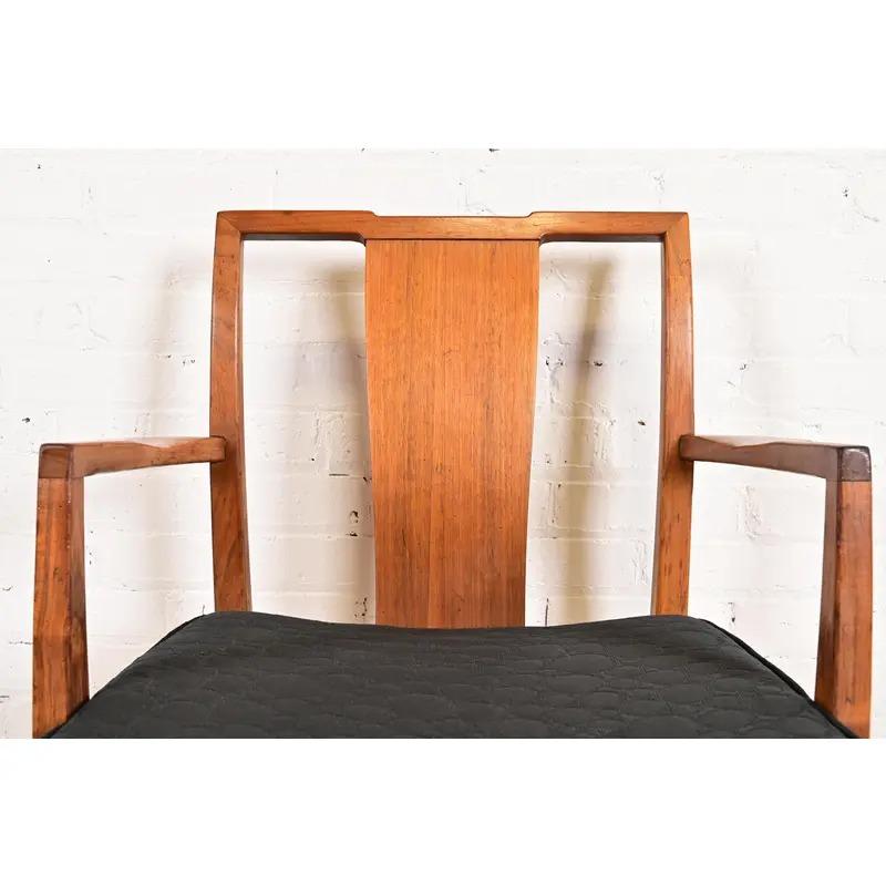 Metà XX secolo Michael Taylor per Baker Furniture Poltrona in noce moderna di metà secolo, anni '50 in vendita