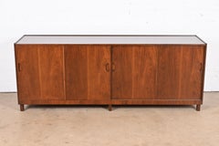 Michael Taylor per Baker Furniture Credenza o mobile bar in noce, rifinito