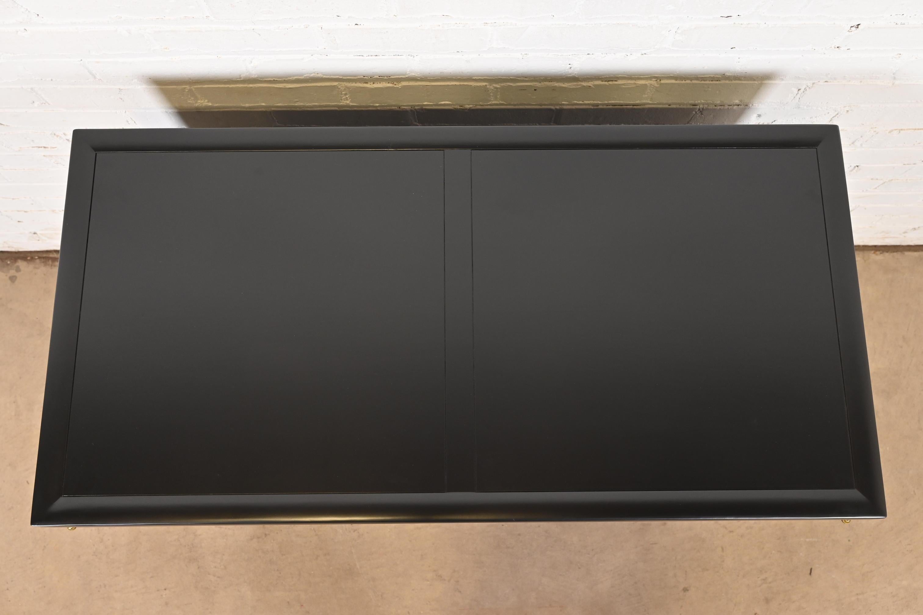 Michael Taylor für Baker Hollywood Regency Bar Cabinet, neu lackiert im Angebot 5
