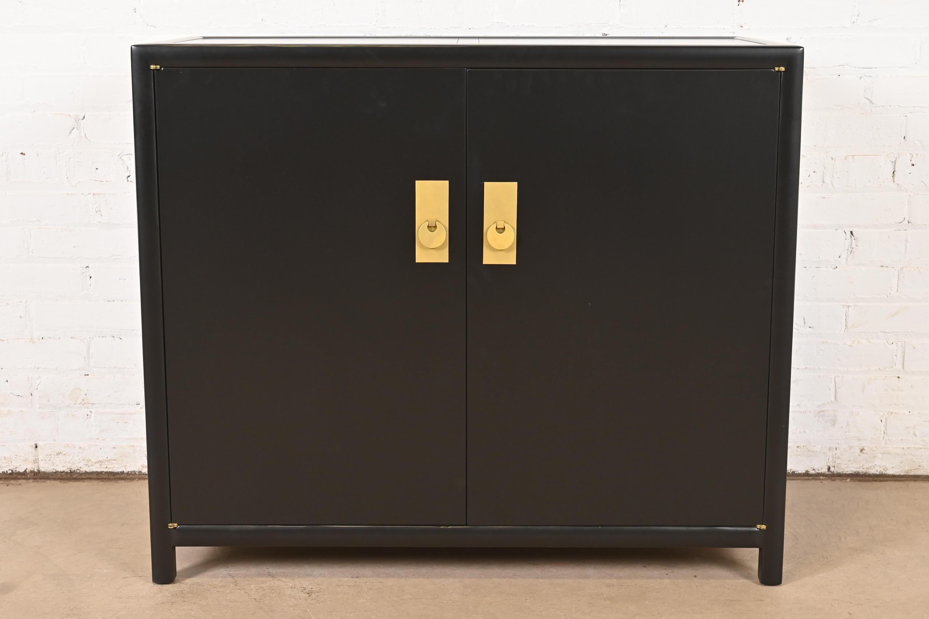 Ein wunderschönes modernes Hollywood Regency Chinoiserie Buffet oder Barschrank aus der Mitte des Jahrhunderts

Von Michael Taylor für Baker Furniture, 